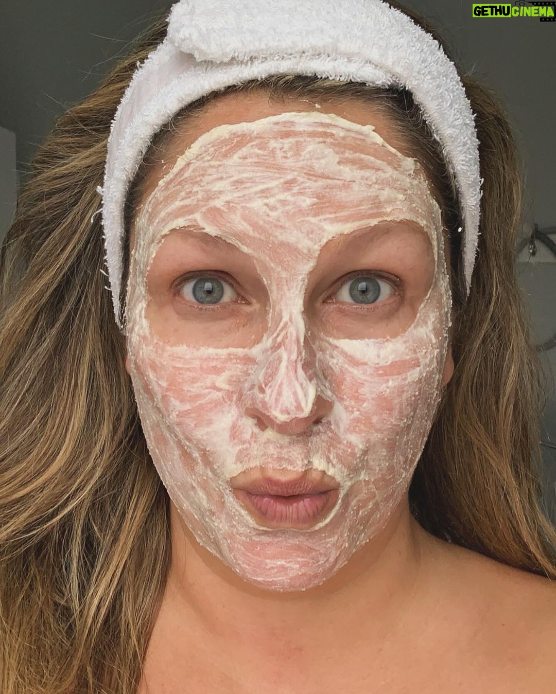 Saskia Thuot Instagram - Plus tôt, je jasais avec Lisanne et on a eu envie de vous gâter, faut dire que ça faisait un moment. Alors, Lisanne & moi, on vous offre un super cadeau à gagner pour prendre soin de vous💫 À gagner: . 1 soin OxyGeneo (mon préféré) . 150$ pour vous choisir des Balmy . Un coton ouaté T’es belle (oui enfin de retour) Pour participer, vous devez . Suivre @conceptdermoesthetique @balmy_towels & mon compte @saskiathuot . Aimez cette publication . Identifiez quelqu’un qui aimerait aussi tenter sa chance. . Partagez en story pour une chance de plus *Valeur totale 400$. Ce concours prend fin vendredi à midi. Il n’est aucunement relié à Instagram. Je communiquerai avec le.a personne gagnant.e par message privé. *fière ambassadrice et collaboratrice Bonne chance🫶🏼💫 Concept Dermo Esthétique