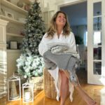 Saskia Thuot Instagram - Plus tôt, je jasais avec Lisanne et on a eu envie de vous gâter, faut dire que ça faisait un moment. Alors, Lisanne & moi, on vous offre un super cadeau à gagner pour prendre soin de vous💫 À gagner: . 1 soin OxyGeneo (mon préféré) . 150$ pour vous choisir des Balmy . Un coton ouaté T’es belle (oui enfin de retour) Pour participer, vous devez . Suivre @conceptdermoesthetique @balmy_towels & mon compte @saskiathuot . Aimez cette publication . Identifiez quelqu’un qui aimerait aussi tenter sa chance. . Partagez en story pour une chance de plus *Valeur totale 400$. Ce concours prend fin vendredi à midi. Il n’est aucunement relié à Instagram. Je communiquerai avec le.a personne gagnant.e par message privé. *fière ambassadrice et collaboratrice Bonne chance🫶🏼💫 Concept Dermo Esthétique