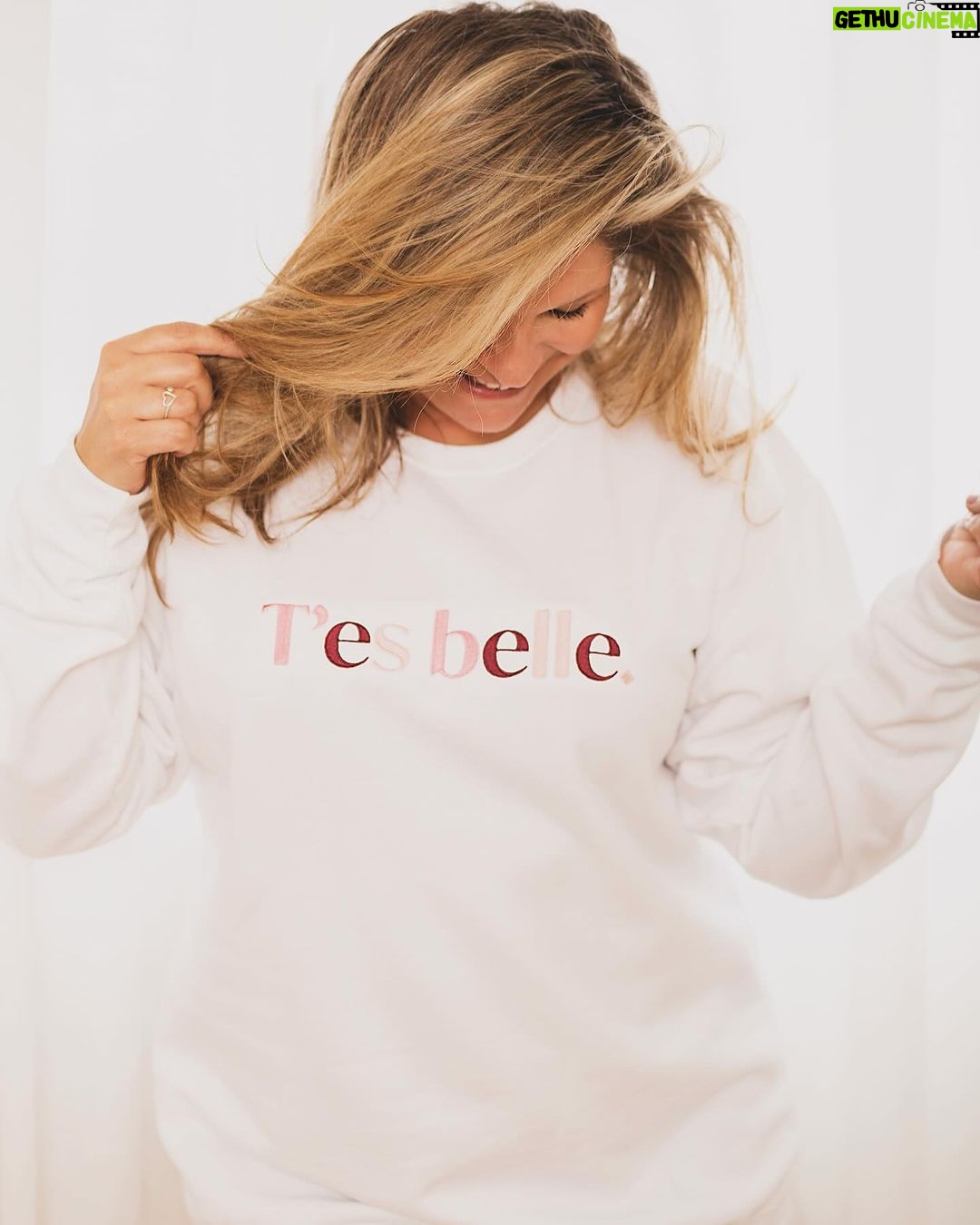 Saskia Thuot Instagram - Plus tôt, je jasais avec Lisanne et on a eu envie de vous gâter, faut dire que ça faisait un moment. Alors, Lisanne & moi, on vous offre un super cadeau à gagner pour prendre soin de vous💫 À gagner: . 1 soin OxyGeneo (mon préféré) . 150$ pour vous choisir des Balmy . Un coton ouaté T’es belle (oui enfin de retour) Pour participer, vous devez . Suivre @conceptdermoesthetique @balmy_towels & mon compte @saskiathuot . Aimez cette publication . Identifiez quelqu’un qui aimerait aussi tenter sa chance. . Partagez en story pour une chance de plus *Valeur totale 400$. Ce concours prend fin vendredi à midi. Il n’est aucunement relié à Instagram. Je communiquerai avec le.a personne gagnant.e par message privé. *fière ambassadrice et collaboratrice Bonne chance🫶🏼💫 Concept Dermo Esthétique