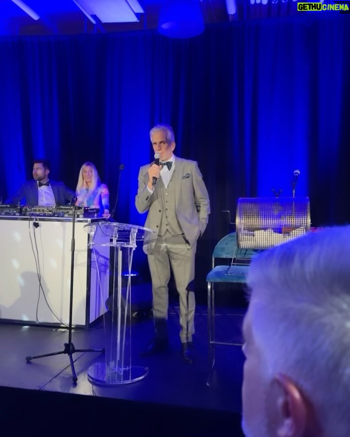 Saskia Thuot Instagram - Tous sur notre 36 pour la soirée Affaire papillon #noeudvembre pour amasser des fonds pour la recherche et encore plus, pour le cancer de la prostate. Grace à vous 1 250 000$ amassés au total. Merci 🙏🏼💙🦋 @procureqc @laurentproulx @marinabastarache @com_lou @kevinraphael21 @winston_mcquade @bertrandgodin @chloedufourlapointe @casinotte @chantalmachabee @andreanne_gauthier @ameliebruneaulongpre et encore + de beaux humains💙