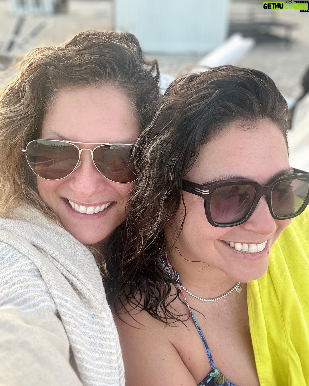 Saskia Thuot Instagram - Miami Beach avec les amis, les palmiers, les enfants (qui préfèrent ne pas se faire voir la binette) et la mer🤍 Le rabais 30FOU en rappel pour votre Balmy. @balmy_towels Maillots @lingerieemma Solaires @irisvisualgroup #escapade #miamibeach #jamaissansmabalmy #balmyxsaskia #chic #eco #fun