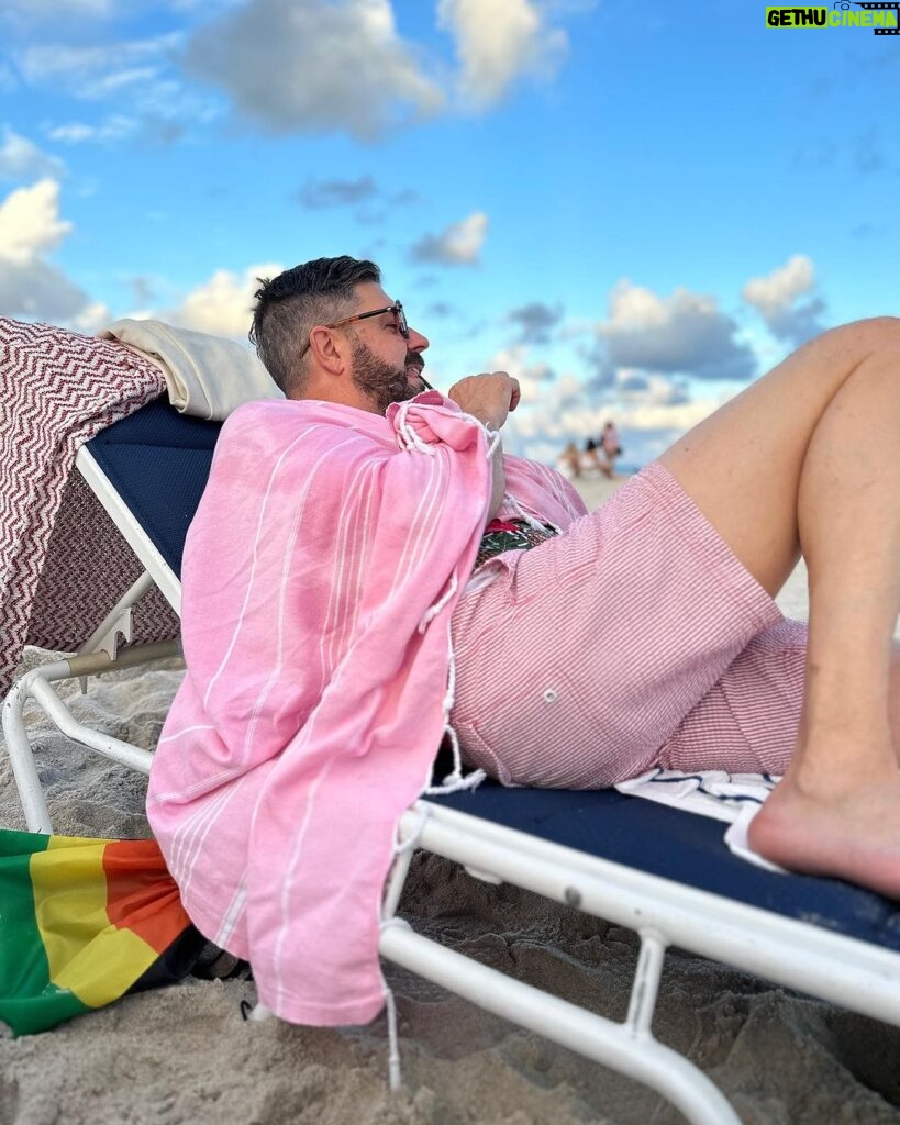 Saskia Thuot Instagram - Miami Beach avec les amis, les palmiers, les enfants (qui préfèrent ne pas se faire voir la binette) et la mer🤍 Le rabais 30FOU en rappel pour votre Balmy. @balmy_towels Maillots @lingerieemma Solaires @irisvisualgroup #escapade #miamibeach #jamaissansmabalmy #balmyxsaskia #chic #eco #fun