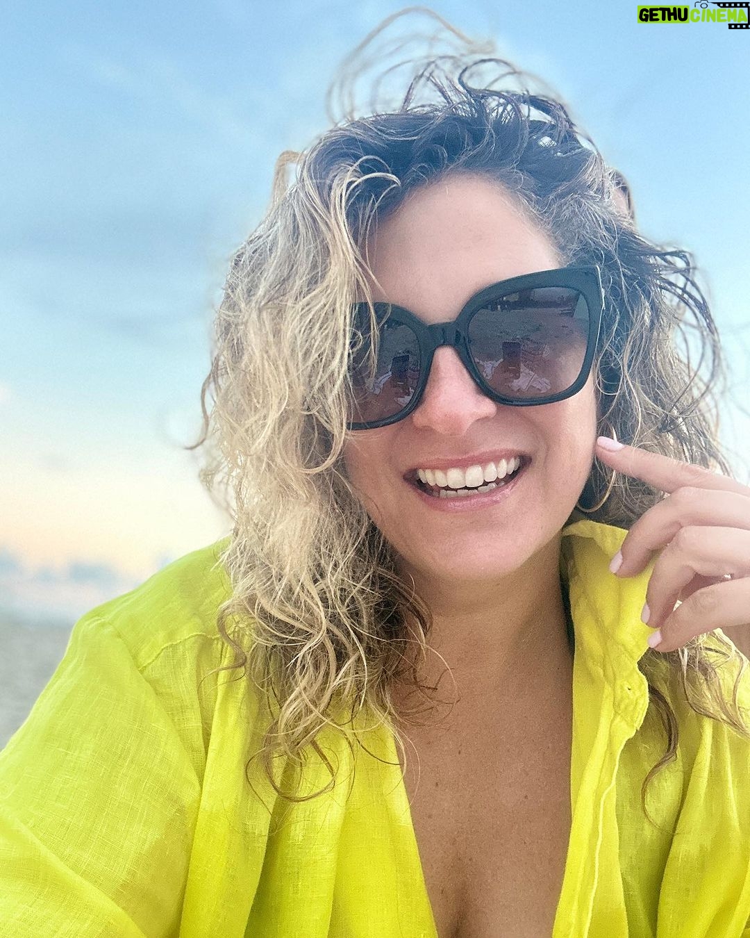 Saskia Thuot Instagram - Miami Beach avec les amis, les palmiers, les enfants (qui préfèrent ne pas se faire voir la binette) et la mer🤍 Le rabais 30FOU en rappel pour votre Balmy. @balmy_towels Maillots @lingerieemma Solaires @irisvisualgroup #escapade #miamibeach #jamaissansmabalmy #balmyxsaskia #chic #eco #fun
