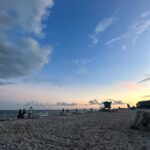 Saskia Thuot Instagram - Miami Beach avec les amis, les palmiers, les enfants (qui préfèrent ne pas se faire voir la binette) et la mer🤍 Le rabais 30FOU en rappel pour votre Balmy. @balmy_towels Maillots @lingerieemma Solaires @irisvisualgroup #escapade #miamibeach #jamaissansmabalmy #balmyxsaskia #chic #eco #fun
