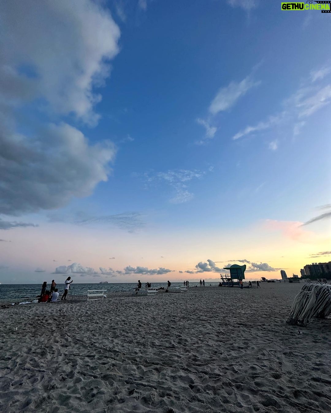 Saskia Thuot Instagram - Miami Beach avec les amis, les palmiers, les enfants (qui préfèrent ne pas se faire voir la binette) et la mer🤍 Le rabais 30FOU en rappel pour votre Balmy. @balmy_towels Maillots @lingerieemma Solaires @irisvisualgroup #escapade #miamibeach #jamaissansmabalmy #balmyxsaskia #chic #eco #fun
