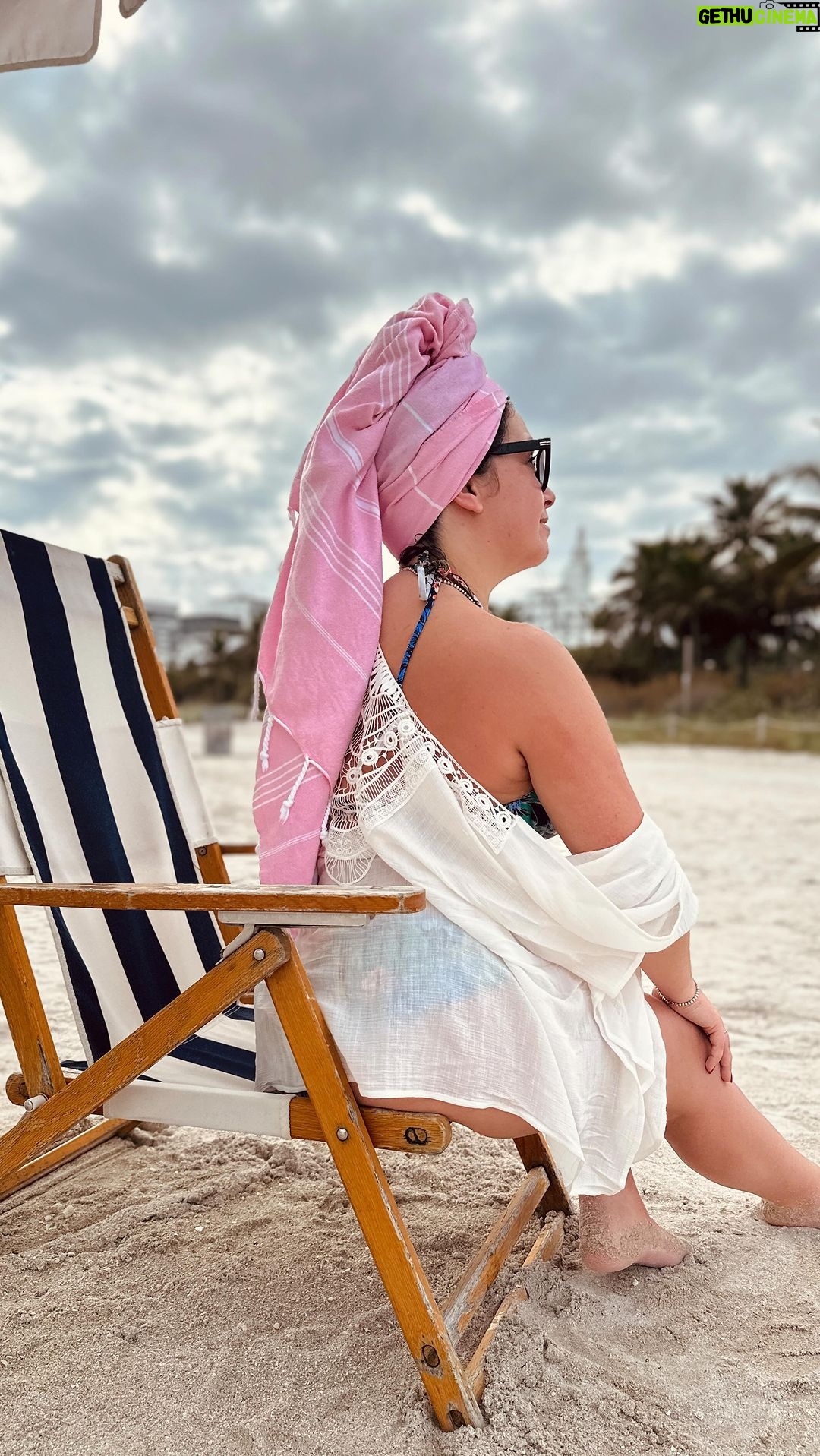 Saskia Thuot Instagram - Il me semble que j’aimerais y être en ce moment. Avec ces grises journées, je me disais que des souvenirs de Balmy au soleil ferait du bien 🫶🏼☀️ Je vous offre 25% sur tout en ce moment pour le solde après Noël☀️ @balmy_towels #balmyxsaskia #chic #eco #fun #lavieenbalmy