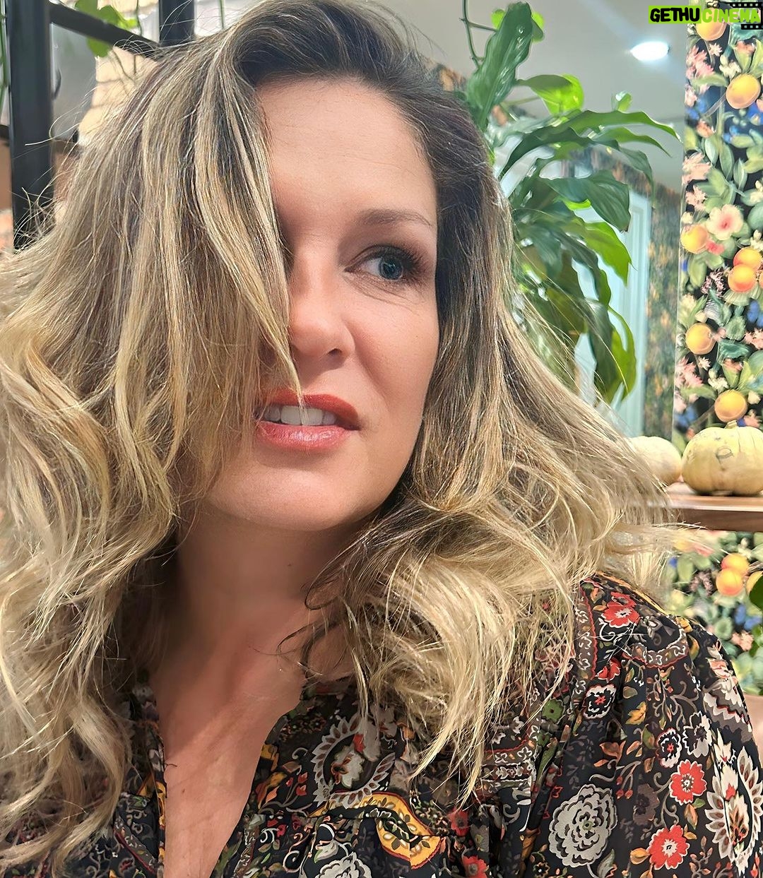 Saskia Thuot Instagram - Bouge pas qu’elle m’a dit. Quand un meeting prend des airs de séance photo. Merci @sarahlaroche pour la belle et stimulante rencontre 🫶🏼 Alors, la première ou la deuxième? #girls #meeting #photo #entrepreneur