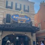 Saskia Thuot Instagram - Quelques souvenirs de notre passage à Disney ✨ Incroyable cet endroit, on a eu des étoiles dans les yeux à chaque instant. On s’est fait brasser dans des manèges hallucinants, fait le tour du monde à Epcot (gros coup de cœur), on a rencontré nos personnages préférés, vu des spectacles magnifiques, on a chanté, on a eu chaud, on a marché marché marché, on s’est chicanés, on s’est perdus, j’ai répété 100 fois par jour : « Il est où Laurence? L’aventurier était toujours 200 pas en avant 😂 On a rit, pleuré, rêvé. C’est loin d’être un voyage reposant et un peu dur sur le porte-monnaie, mais oh combien magique ✨ Merci @vero.audet pour tous tes conseils. Tu es une vraie fée Disney! #disney #famille #magic @waltdisneyworld