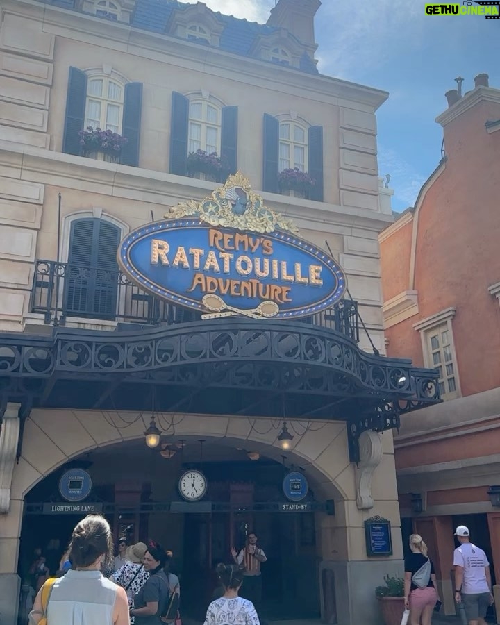 Saskia Thuot Instagram - Quelques souvenirs de notre passage à Disney ✨ Incroyable cet endroit, on a eu des étoiles dans les yeux à chaque instant. On s’est fait brasser dans des manèges hallucinants, fait le tour du monde à Epcot (gros coup de cœur), on a rencontré nos personnages préférés, vu des spectacles magnifiques, on a chanté, on a eu chaud, on a marché marché marché, on s’est chicanés, on s’est perdus, j’ai répété 100 fois par jour : « Il est où Laurence? L’aventurier était toujours 200 pas en avant 😂 On a rit, pleuré, rêvé. C’est loin d’être un voyage reposant et un peu dur sur le porte-monnaie, mais oh combien magique ✨ Merci @vero.audet pour tous tes conseils. Tu es une vraie fée Disney! #disney #famille #magic @waltdisneyworld