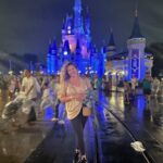 Saskia Thuot Instagram - Quelques souvenirs de notre passage à Disney ✨ Incroyable cet endroit, on a eu des étoiles dans les yeux à chaque instant. On s’est fait brasser dans des manèges hallucinants, fait le tour du monde à Epcot (gros coup de cœur), on a rencontré nos personnages préférés, vu des spectacles magnifiques, on a chanté, on a eu chaud, on a marché marché marché, on s’est chicanés, on s’est perdus, j’ai répété 100 fois par jour : « Il est où Laurence? L’aventurier était toujours 200 pas en avant 😂 On a rit, pleuré, rêvé. C’est loin d’être un voyage reposant et un peu dur sur le porte-monnaie, mais oh combien magique ✨ Merci @vero.audet pour tous tes conseils. Tu es une vraie fée Disney! #disney #famille #magic @waltdisneyworld