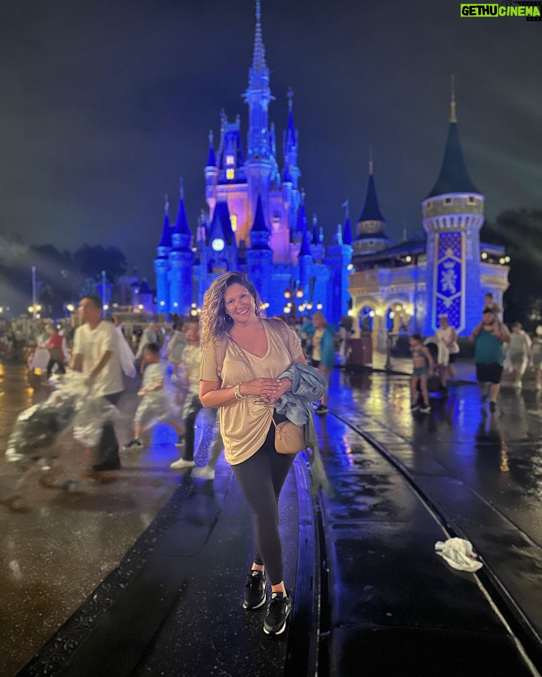 Saskia Thuot Instagram - Quelques souvenirs de notre passage à Disney ✨ Incroyable cet endroit, on a eu des étoiles dans les yeux à chaque instant. On s’est fait brasser dans des manèges hallucinants, fait le tour du monde à Epcot (gros coup de cœur), on a rencontré nos personnages préférés, vu des spectacles magnifiques, on a chanté, on a eu chaud, on a marché marché marché, on s’est chicanés, on s’est perdus, j’ai répété 100 fois par jour : « Il est où Laurence? L’aventurier était toujours 200 pas en avant 😂 On a rit, pleuré, rêvé. C’est loin d’être un voyage reposant et un peu dur sur le porte-monnaie, mais oh combien magique ✨ Merci @vero.audet pour tous tes conseils. Tu es une vraie fée Disney! #disney #famille #magic @waltdisneyworld
