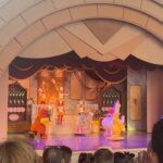 Saskia Thuot Instagram - Quelques souvenirs de notre passage à Disney ✨ Incroyable cet endroit, on a eu des étoiles dans les yeux à chaque instant. On s’est fait brasser dans des manèges hallucinants, fait le tour du monde à Epcot (gros coup de cœur), on a rencontré nos personnages préférés, vu des spectacles magnifiques, on a chanté, on a eu chaud, on a marché marché marché, on s’est chicanés, on s’est perdus, j’ai répété 100 fois par jour : « Il est où Laurence? L’aventurier était toujours 200 pas en avant 😂 On a rit, pleuré, rêvé. C’est loin d’être un voyage reposant et un peu dur sur le porte-monnaie, mais oh combien magique ✨ Merci @vero.audet pour tous tes conseils. Tu es une vraie fée Disney! #disney #famille #magic @waltdisneyworld