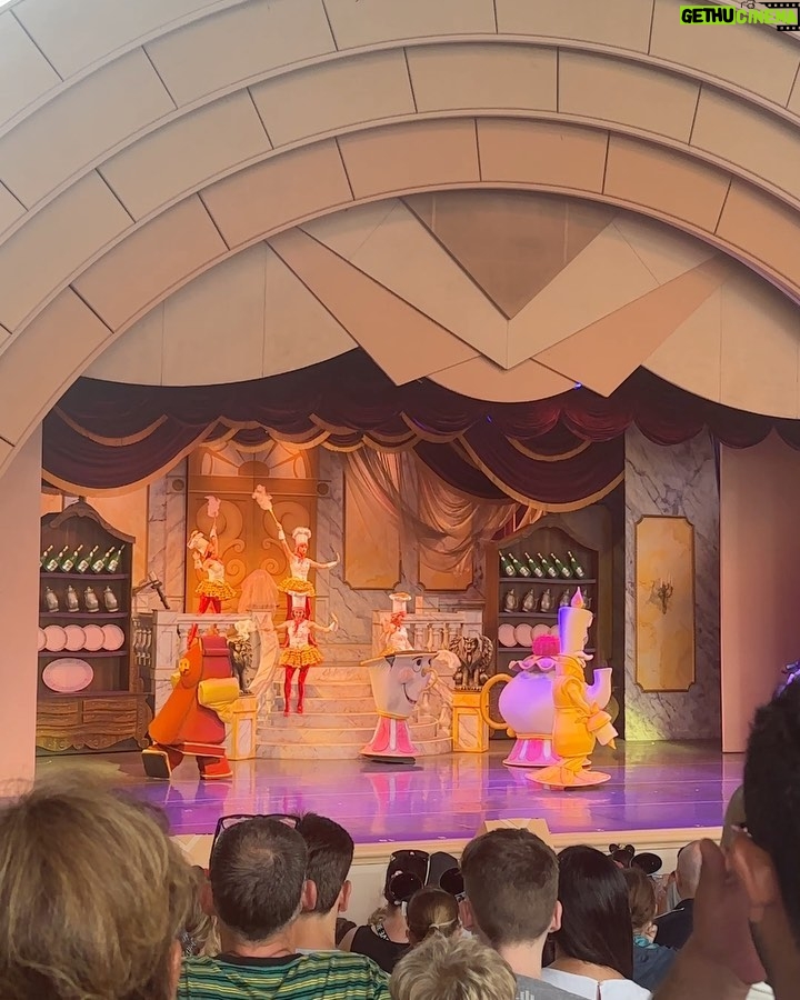 Saskia Thuot Instagram - Quelques souvenirs de notre passage à Disney ✨ Incroyable cet endroit, on a eu des étoiles dans les yeux à chaque instant. On s’est fait brasser dans des manèges hallucinants, fait le tour du monde à Epcot (gros coup de cœur), on a rencontré nos personnages préférés, vu des spectacles magnifiques, on a chanté, on a eu chaud, on a marché marché marché, on s’est chicanés, on s’est perdus, j’ai répété 100 fois par jour : « Il est où Laurence? L’aventurier était toujours 200 pas en avant 😂 On a rit, pleuré, rêvé. C’est loin d’être un voyage reposant et un peu dur sur le porte-monnaie, mais oh combien magique ✨ Merci @vero.audet pour tous tes conseils. Tu es une vraie fée Disney! #disney #famille #magic @waltdisneyworld