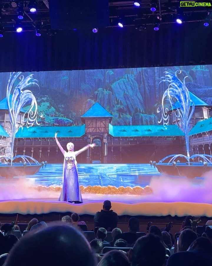 Saskia Thuot Instagram - Quelques souvenirs de notre passage à Disney ✨ Incroyable cet endroit, on a eu des étoiles dans les yeux à chaque instant. On s’est fait brasser dans des manèges hallucinants, fait le tour du monde à Epcot (gros coup de cœur), on a rencontré nos personnages préférés, vu des spectacles magnifiques, on a chanté, on a eu chaud, on a marché marché marché, on s’est chicanés, on s’est perdus, j’ai répété 100 fois par jour : « Il est où Laurence? L’aventurier était toujours 200 pas en avant 😂 On a rit, pleuré, rêvé. C’est loin d’être un voyage reposant et un peu dur sur le porte-monnaie, mais oh combien magique ✨ Merci @vero.audet pour tous tes conseils. Tu es une vraie fée Disney! #disney #famille #magic @waltdisneyworld