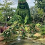 Saskia Thuot Instagram - Quelques souvenirs de notre passage à Disney ✨ Incroyable cet endroit, on a eu des étoiles dans les yeux à chaque instant. On s’est fait brasser dans des manèges hallucinants, fait le tour du monde à Epcot (gros coup de cœur), on a rencontré nos personnages préférés, vu des spectacles magnifiques, on a chanté, on a eu chaud, on a marché marché marché, on s’est chicanés, on s’est perdus, j’ai répété 100 fois par jour : « Il est où Laurence? L’aventurier était toujours 200 pas en avant 😂 On a rit, pleuré, rêvé. C’est loin d’être un voyage reposant et un peu dur sur le porte-monnaie, mais oh combien magique ✨ Merci @vero.audet pour tous tes conseils. Tu es une vraie fée Disney! #disney #famille #magic @waltdisneyworld