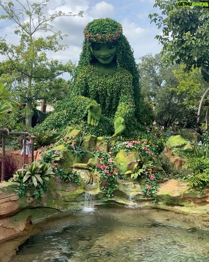 Saskia Thuot Instagram - Quelques souvenirs de notre passage à Disney ✨ Incroyable cet endroit, on a eu des étoiles dans les yeux à chaque instant. On s’est fait brasser dans des manèges hallucinants, fait le tour du monde à Epcot (gros coup de cœur), on a rencontré nos personnages préférés, vu des spectacles magnifiques, on a chanté, on a eu chaud, on a marché marché marché, on s’est chicanés, on s’est perdus, j’ai répété 100 fois par jour : « Il est où Laurence? L’aventurier était toujours 200 pas en avant 😂 On a rit, pleuré, rêvé. C’est loin d’être un voyage reposant et un peu dur sur le porte-monnaie, mais oh combien magique ✨ Merci @vero.audet pour tous tes conseils. Tu es une vraie fée Disney! #disney #famille #magic @waltdisneyworld