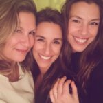 Saskia Thuot Instagram - À notre famille unique! À ces femmes que j’aime, ici avec ma belle-sœur, la sœur de mon ex et la blonde de mon ex. On s’aime, s’appuie, se supporte et on savoure chaque instant ensemble❤️ À toutes les familles décomposées/recomposées plein de love ❤️ @fortinique @suee_macdonald #notrefamille