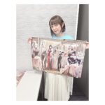 Satomi Sato Instagram - * * * 9月9日に行われた 【アズールレーン6th Anniversary　Fes.】の 「アズナンデス！6周年の振り返りSP」に 登壇させていただきました✨ ご覧くださった指揮官の皆様、ありがとうございます♡ * * 少し久しぶりの #アズールレーン のイベントだったのですが ホーム感というか、帰ってきた感がすごくて…！ あたたかい現場だなと感動しておりました☺️ありがたや * * 「アズナンデス！」では6周年を振り返りましたが ものすごいイベントやコラボや新キャラクターの数に ただただ圧倒されました…！すごい！ 指揮官たちの色んなランキングは 世界が違いすぎて、ややプチパニック。。しゅごい。。。笑 私も、がんばろう…！ あと、最後に書いた欲ぼ…願望が叶うように 引き続き指揮官を業頑張ろう…！！笑 * * 一緒に登壇したクレマンソー役の天海由梨奈さんと ジャベリン役の山根希美さんと お写真撮ってもらっちゃいました☺️ （タイミング合わず３人一緒には撮れなくて、残念…💦） 天海さんは、ウマ娘でお会いした時から もう、声が素敵すぎて衝撃を受けて それ以来とても好きなんですけど まさかアズレンでご一緒出来るとは思わず…！ うれしかった…！！✨✨もちろん人柄も素敵すぎて 緊張のあまり2人の距離感が面白いことになっています🥹 山根さんは、登壇中も話しかけて下さったり ずっとフワフワにこにこしていて可憐でした…🥰 ジャベリン好きな私は密かに大興奮。笑 イベントでお話しされていた「ジャベリン弁当」✨ いつの日か実現されることを心から願っておりまする…！！！ たのしみだー！！🍱✨✨ * * はてさて。 今回は、衣装のTシャツがブルーだったのと 前回ローンイメージだったので 白龍をイメージした衣装とネイルにしてみました🤍 ネイルは、いつもお世話になっている センス天才的すぎるネイリストさんが模様や刀を 手描きで…手描きで…！✨すごい…！！ ありがとうございます😭✨✨ 髪も、白龍の画像を見ながら前髪の分け目とか横ハネを メイクさんが作ってくださりしてね。 本当に、沢山のスタッフの皆様方のお陰で 私は安心してキャラクターを背負って登壇できてるな。 と感じたのでした😭皆様に感謝…！ * * #等身大ヤドン や #ポケモン の大きなぬいぐるみが沢山で ウキウキしてる写真も置いておきますね！ふふふ！わーい！ * * そんなこんなで、毎回 ブログ…なの？？？ってくらい文章量なのに 読んでくれてありがとうございます。笑 白龍はコラボや新衣装もあるし ローンはフィギュアが発売になるので 指揮官、これからもアズールレーンをよろしくお願いしますね♡ 全部チェックしてくれないなんて そんなの、許せないよね！！！！！！！！！！！！！！！！！！ * * * #アズレン #アズレンフェス #アズレン6周年 #イベント #アスナンデス ！ #クレマンソー #天海由梨奈 さん #ジャベリン #山根希美 さん #指揮官 #いつもありがとう 🤍❤️ #また会いましょう #ローン #白龍 #佐藤聡美