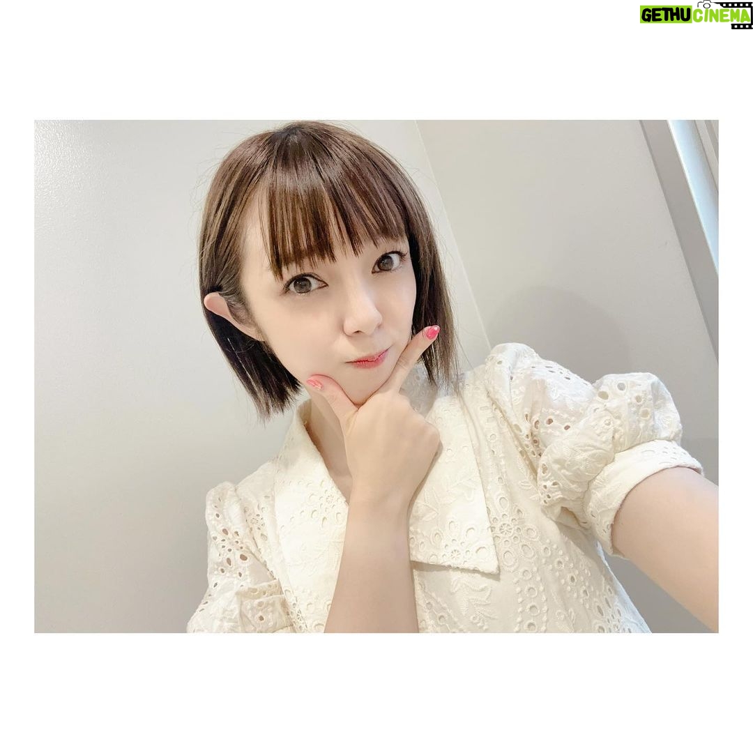 Satomi Sato Instagram - * * * 先日、母校である「東京アナウンス学院」の 体験入学ゲストトークにお邪魔してきました🌷 * * 卒業生ということで あれやこれやを今の私の目線で 皆さんに頑張って欲しいことや 私自身が今もタメになっている授業 考え方、学生時代のことなどなどなど お話しさせていただきました…! * * 普段のお仕事よりも すごくすごく緊張してしまう ゲストトークなのですが(笑) 在校生MCのお2人が、とっても朗らかに進行してくれたので 安心できました✨✨なんて優秀な後輩なのでしょう…! おふたりとも、ありがとうございました😊 * * 校内には、出身者のお名前や出演作のポスターが ずら〜〜〜りと飾られていました…! 知ってる人や仲の良い人、あと家族も(笑)。 この人も卒業生なの!?とびっくりするような方もいて 改めて、すごい学校だな〜✨と感動です。 けいおん!のポスターも ずっとずっと掲示してくれてて嬉しい…💛 ありがとうございます! * * * 夢を追いかける皆さんにとって ためになるお話が出来ていたら嬉しいな。 いつか、スタジオでお会いしましょうね! * * * #東京アナウンス学院 #アナ学 #体験入学 #卒業生 #ゲストトーク #緊張しました 🌀 #けいおん の #ポスター #発見 ! #佐藤聡美