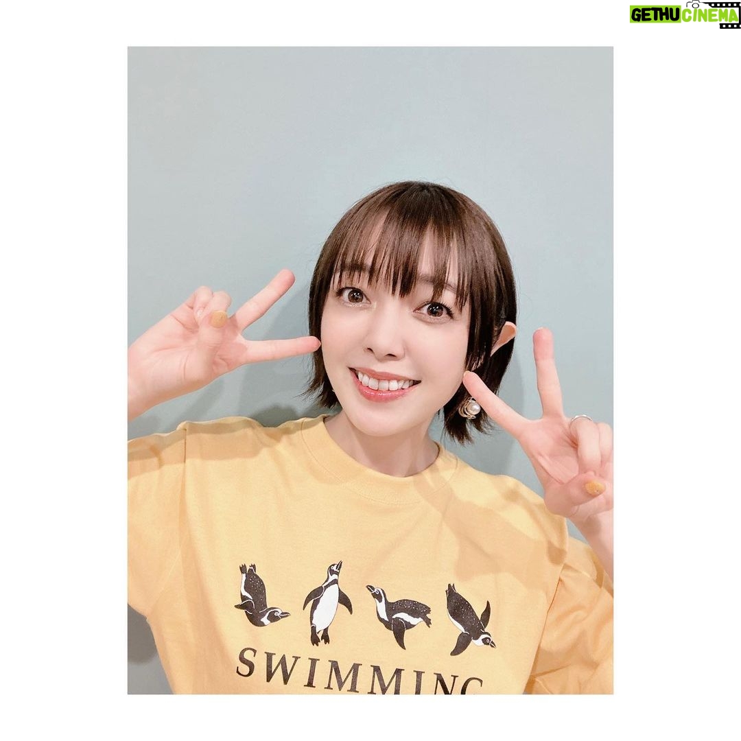 Satomi Sato Instagram - * * * 8月12日に行われます 「Free!」10周年スペシャルイベント 前夜祭【特別版イワトビちゃんねる】では 幼少期を演じた我々が、ラジオで皆様からのメールを読んだり 色んなお喋りをする様子をお聞きいただけるそうです! 収録は、すでに終えていて YouTubeの方でも限定公開されているものもあり。 明日に向けて、皆様の楽しむ準備をお手伝いできたり 当日も笑顔で楽しんでもらえるよう、彩をそえられたら…と 私自身ドキドキしながら参加させていただきました☺️ * * アニメでは、なかなか演じる機会がなく ずーーーっと憧れていた男の子役。 渚くんにその夢を叶えてもらって以来 私にとっても、彼は特別な存在です。 ひまわりの様な明るい笑顔と 素直な振る舞いが大好き! 収録の際、マイク前に立つだけで 心からぶわーっと宝石やキラキラしたものが 溢れ出てくる感覚になるので 多幸感がすごくてすごくて…いつも 収録が終わった帰り道はハッピーでした✨✨ 渚くん、ありがとう。 これからもどうか、ひまわりのような笑顔で みんなを幸せにしてね🌻 * * * 収録の日は、渚くんをイメージした お洋服にしてみました🐧💛 * * 渚くん、そして花ちゃんも! 2人とも本当にありがとう✨✨ またいつか、会えたらいいな☺️ * * * * #Free #フリー #10周年 #ラジオ #松元恵 さん #ゆきのさつき さん #渡辺明乃 さん #葉月渚 #幼少期 #💛 #ありがとう #🐧 #佐藤聡美