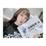 Satomi Sato Instagram - * * * * 「ウマ娘プリティーダービー5th EVENT ARENA TOUR GO BEYOND-WISH-」 DAY1にシークレットゲストとして 三女神が出演させていただきましたよ❤️💙💛 私にとって初めての「ウマ娘」のイベントは 声出しが久々に解禁されるという 嬉しいタイミングでの出演でした。 * * 少しでもイベントを盛り上げられたら…！と 当日はグッズTシャツを着て気合を入れて ネイルは、ゴドルフィンバルブをイメージして お馴染みの天才ネイリストさんにお願いしました。 とても可愛くてお爪見ていつもハッピーです♡ 衣装も耳も、制作チームの皆様が完全再現してくださったので わたしもハーフウィッグを付けて、ゴドルフィンバルブ感を 出せたらと…！がんばって！みまし！た！！！ 久々のハーフパンツの丈感に震えましたが。笑 キャラクターそのままな進藤さん斎賀さんに 挟まれたお陰で、それっぽく見えている気がします…！ おふたりに感謝✨ 進藤さんとは楽屋が一緒で、たくさんたくさん お喋りできて幸せでした…♡ たまに津田ちゃんも来てくれてさらに幸せ♡♡ 大好きなあけちゃんとも会えて すごく嬉しかったー！！ 素晴らしい実況でしたよね☺️感動✨ 解説席にはペンライトとうちわがあったので ふりふりさせていただきました！たのしかったー！ スタッフさんがうちわをキラキラさせてくれて とても可愛かったので見てください…！ あと、移動やメイクやお着替えの際に スタッフさんがその場所まで連れて行ってくれるのですが その時に「女神入られまーす！」「女神こちらでーす！」と 言ってくださるのが面白かったです。 調子にのって 「女神ですー☺️」「女神入りますー☺️」と 言ってた人がいるみたいなんですけどー いったいだれなんでしょうねー？？？？ふふふー。 * * * そんなこんなで、初参加のイベントを 満喫させていただきました。 トレーナーさんたちの熱気と大きな歓声 キラキラ輝く可愛いウマ娘ちゃんたち どこを切り取っても素敵で幸せな空間。 そんな場所に呼んでいただけたことを とても嬉しく思っています。 またお会いできる日を楽しみにしていますね。 トレーナーさん！ * * * あ！ ウマ娘ちゃんたちと撮った写真は また後ほど載せますー🐎🐎🐎！ * * * * #ウマ娘 #ウマ娘プリティーダービー #アリーナツアー #GO BEYOND WISH #DAY1 #シークレット #三女神 #ダーレーアラビアン #進藤尚美 さん #バイアリーターク #斎賀みつき さん #実況 #明坂聡美 ちゃん #ゴドルフィンバルブ #佐藤聡美 #ありがとうございました