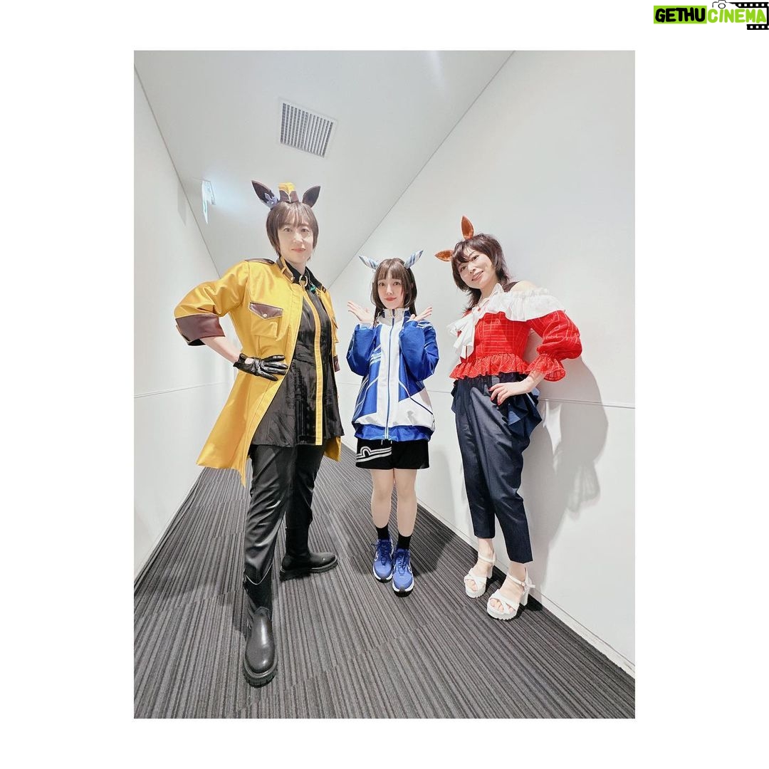 Satomi Sato Instagram - * * * * 「ウマ娘プリティーダービー5th EVENT ARENA TOUR GO BEYOND-WISH-」 DAY1にシークレットゲストとして 三女神が出演させていただきましたよ❤️💙💛 私にとって初めての「ウマ娘」のイベントは 声出しが久々に解禁されるという 嬉しいタイミングでの出演でした。 * * 少しでもイベントを盛り上げられたら…!と 当日はグッズTシャツを着て気合を入れて ネイルは、ゴドルフィンバルブをイメージして お馴染みの天才ネイリストさんにお願いしました。 とても可愛くてお爪見ていつもハッピーです♡ 衣装も耳も、制作チームの皆様が完全再現してくださったので わたしもハーフウィッグを付けて、ゴドルフィンバルブ感を 出せたらと…!がんばって!みまし!た!!! 久々のハーフパンツの丈感に震えましたが。笑 キャラクターそのままな進藤さん斎賀さんに 挟まれたお陰で、それっぽく見えている気がします…! おふたりに感謝✨ 進藤さんとは楽屋が一緒で、たくさんたくさん お喋りできて幸せでした…♡ たまに津田ちゃんも来てくれてさらに幸せ♡♡ 大好きなあけちゃんとも会えて すごく嬉しかったー!! 素晴らしい実況でしたよね☺️感動✨ 解説席にはペンライトとうちわがあったので ふりふりさせていただきました!たのしかったー! スタッフさんがうちわをキラキラさせてくれて とても可愛かったので見てください…! あと、移動やメイクやお着替えの際に スタッフさんがその場所まで連れて行ってくれるのですが その時に「女神入られまーす!」「女神こちらでーす!」と 言ってくださるのが面白かったです。 調子にのって 「女神ですー☺️」「女神入りますー☺️」と 言ってた人がいるみたいなんですけどー いったいだれなんでしょうねー????ふふふー。 * * * そんなこんなで、初参加のイベントを 満喫させていただきました。 トレーナーさんたちの熱気と大きな歓声 キラキラ輝く可愛いウマ娘ちゃんたち どこを切り取っても素敵で幸せな空間。 そんな場所に呼んでいただけたことを とても嬉しく思っています。 またお会いできる日を楽しみにしていますね。 トレーナーさん! * * * あ! ウマ娘ちゃんたちと撮った写真は また後ほど載せますー🐎🐎🐎! * * * * #ウマ娘 #ウマ娘プリティーダービー #アリーナツアー #GO BEYOND WISH #DAY1 #シークレット #三女神 #ダーレーアラビアン #進藤尚美 さん #バイアリーターク #斎賀みつき さん #実況 #明坂聡美 ちゃん #ゴドルフィンバルブ #佐藤聡美 #ありがとうございました