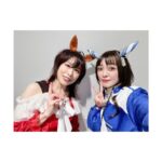 Satomi Sato Instagram - * * * * 「ウマ娘プリティーダービー5th EVENT ARENA TOUR GO BEYOND-WISH-」 DAY1にシークレットゲストとして 三女神が出演させていただきましたよ❤️💙💛 私にとって初めての「ウマ娘」のイベントは 声出しが久々に解禁されるという 嬉しいタイミングでの出演でした。 * * 少しでもイベントを盛り上げられたら…！と 当日はグッズTシャツを着て気合を入れて ネイルは、ゴドルフィンバルブをイメージして お馴染みの天才ネイリストさんにお願いしました。 とても可愛くてお爪見ていつもハッピーです♡ 衣装も耳も、制作チームの皆様が完全再現してくださったので わたしもハーフウィッグを付けて、ゴドルフィンバルブ感を 出せたらと…！がんばって！みまし！た！！！ 久々のハーフパンツの丈感に震えましたが。笑 キャラクターそのままな進藤さん斎賀さんに 挟まれたお陰で、それっぽく見えている気がします…！ おふたりに感謝✨ 進藤さんとは楽屋が一緒で、たくさんたくさん お喋りできて幸せでした…♡ たまに津田ちゃんも来てくれてさらに幸せ♡♡ 大好きなあけちゃんとも会えて すごく嬉しかったー！！ 素晴らしい実況でしたよね☺️感動✨ 解説席にはペンライトとうちわがあったので ふりふりさせていただきました！たのしかったー！ スタッフさんがうちわをキラキラさせてくれて とても可愛かったので見てください…！ あと、移動やメイクやお着替えの際に スタッフさんがその場所まで連れて行ってくれるのですが その時に「女神入られまーす！」「女神こちらでーす！」と 言ってくださるのが面白かったです。 調子にのって 「女神ですー☺️」「女神入りますー☺️」と 言ってた人がいるみたいなんですけどー いったいだれなんでしょうねー？？？？ふふふー。 * * * そんなこんなで、初参加のイベントを 満喫させていただきました。 トレーナーさんたちの熱気と大きな歓声 キラキラ輝く可愛いウマ娘ちゃんたち どこを切り取っても素敵で幸せな空間。 そんな場所に呼んでいただけたことを とても嬉しく思っています。 またお会いできる日を楽しみにしていますね。 トレーナーさん！ * * * あ！ ウマ娘ちゃんたちと撮った写真は また後ほど載せますー🐎🐎🐎！ * * * * #ウマ娘 #ウマ娘プリティーダービー #アリーナツアー #GO BEYOND WISH #DAY1 #シークレット #三女神 #ダーレーアラビアン #進藤尚美 さん #バイアリーターク #斎賀みつき さん #実況 #明坂聡美 ちゃん #ゴドルフィンバルブ #佐藤聡美 #ありがとうございました