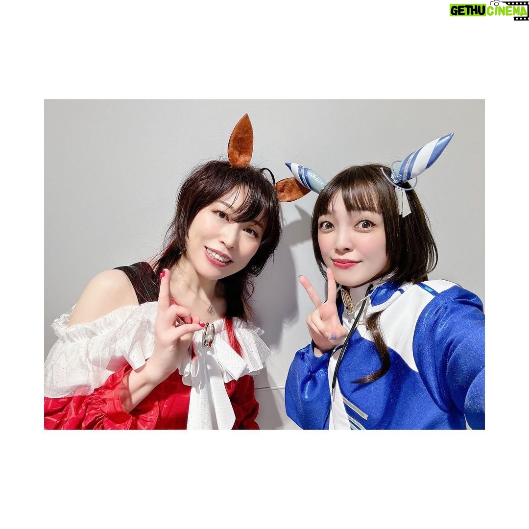 Satomi Sato Instagram - * * * * 「ウマ娘プリティーダービー5th EVENT ARENA TOUR GO BEYOND-WISH-」 DAY1にシークレットゲストとして 三女神が出演させていただきましたよ❤️💙💛 私にとって初めての「ウマ娘」のイベントは 声出しが久々に解禁されるという 嬉しいタイミングでの出演でした。 * * 少しでもイベントを盛り上げられたら…!と 当日はグッズTシャツを着て気合を入れて ネイルは、ゴドルフィンバルブをイメージして お馴染みの天才ネイリストさんにお願いしました。 とても可愛くてお爪見ていつもハッピーです♡ 衣装も耳も、制作チームの皆様が完全再現してくださったので わたしもハーフウィッグを付けて、ゴドルフィンバルブ感を 出せたらと…!がんばって!みまし!た!!! 久々のハーフパンツの丈感に震えましたが。笑 キャラクターそのままな進藤さん斎賀さんに 挟まれたお陰で、それっぽく見えている気がします…! おふたりに感謝✨ 進藤さんとは楽屋が一緒で、たくさんたくさん お喋りできて幸せでした…♡ たまに津田ちゃんも来てくれてさらに幸せ♡♡ 大好きなあけちゃんとも会えて すごく嬉しかったー!! 素晴らしい実況でしたよね☺️感動✨ 解説席にはペンライトとうちわがあったので ふりふりさせていただきました!たのしかったー! スタッフさんがうちわをキラキラさせてくれて とても可愛かったので見てください…! あと、移動やメイクやお着替えの際に スタッフさんがその場所まで連れて行ってくれるのですが その時に「女神入られまーす!」「女神こちらでーす!」と 言ってくださるのが面白かったです。 調子にのって 「女神ですー☺️」「女神入りますー☺️」と 言ってた人がいるみたいなんですけどー いったいだれなんでしょうねー????ふふふー。 * * * そんなこんなで、初参加のイベントを 満喫させていただきました。 トレーナーさんたちの熱気と大きな歓声 キラキラ輝く可愛いウマ娘ちゃんたち どこを切り取っても素敵で幸せな空間。 そんな場所に呼んでいただけたことを とても嬉しく思っています。 またお会いできる日を楽しみにしていますね。 トレーナーさん! * * * あ! ウマ娘ちゃんたちと撮った写真は また後ほど載せますー🐎🐎🐎! * * * * #ウマ娘 #ウマ娘プリティーダービー #アリーナツアー #GO BEYOND WISH #DAY1 #シークレット #三女神 #ダーレーアラビアン #進藤尚美 さん #バイアリーターク #斎賀みつき さん #実況 #明坂聡美 ちゃん #ゴドルフィンバルブ #佐藤聡美 #ありがとうございました