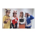 Satomi Sato Instagram - * * * * 「ウマ娘プリティーダービー5th EVENT ARENA TOUR GO BEYOND-WISH-」 DAY1にシークレットゲストとして 三女神が出演させていただきましたよ❤️💙💛 私にとって初めての「ウマ娘」のイベントは 声出しが久々に解禁されるという 嬉しいタイミングでの出演でした。 * * 少しでもイベントを盛り上げられたら…！と 当日はグッズTシャツを着て気合を入れて ネイルは、ゴドルフィンバルブをイメージして お馴染みの天才ネイリストさんにお願いしました。 とても可愛くてお爪見ていつもハッピーです♡ 衣装も耳も、制作チームの皆様が完全再現してくださったので わたしもハーフウィッグを付けて、ゴドルフィンバルブ感を 出せたらと…！がんばって！みまし！た！！！ 久々のハーフパンツの丈感に震えましたが。笑 キャラクターそのままな進藤さん斎賀さんに 挟まれたお陰で、それっぽく見えている気がします…！ おふたりに感謝✨ 進藤さんとは楽屋が一緒で、たくさんたくさん お喋りできて幸せでした…♡ たまに津田ちゃんも来てくれてさらに幸せ♡♡ 大好きなあけちゃんとも会えて すごく嬉しかったー！！ 素晴らしい実況でしたよね☺️感動✨ 解説席にはペンライトとうちわがあったので ふりふりさせていただきました！たのしかったー！ スタッフさんがうちわをキラキラさせてくれて とても可愛かったので見てください…！ あと、移動やメイクやお着替えの際に スタッフさんがその場所まで連れて行ってくれるのですが その時に「女神入られまーす！」「女神こちらでーす！」と 言ってくださるのが面白かったです。 調子にのって 「女神ですー☺️」「女神入りますー☺️」と 言ってた人がいるみたいなんですけどー いったいだれなんでしょうねー？？？？ふふふー。 * * * そんなこんなで、初参加のイベントを 満喫させていただきました。 トレーナーさんたちの熱気と大きな歓声 キラキラ輝く可愛いウマ娘ちゃんたち どこを切り取っても素敵で幸せな空間。 そんな場所に呼んでいただけたことを とても嬉しく思っています。 またお会いできる日を楽しみにしていますね。 トレーナーさん！ * * * あ！ ウマ娘ちゃんたちと撮った写真は また後ほど載せますー🐎🐎🐎！ * * * * #ウマ娘 #ウマ娘プリティーダービー #アリーナツアー #GO BEYOND WISH #DAY1 #シークレット #三女神 #ダーレーアラビアン #進藤尚美 さん #バイアリーターク #斎賀みつき さん #実況 #明坂聡美 ちゃん #ゴドルフィンバルブ #佐藤聡美 #ありがとうございました
