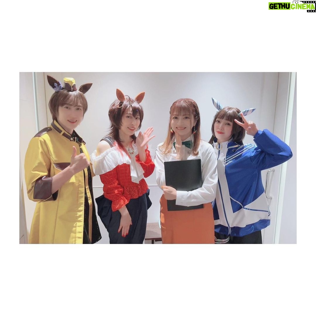 Satomi Sato Instagram - * * * * 「ウマ娘プリティーダービー5th EVENT ARENA TOUR GO BEYOND-WISH-」 DAY1にシークレットゲストとして 三女神が出演させていただきましたよ❤️💙💛 私にとって初めての「ウマ娘」のイベントは 声出しが久々に解禁されるという 嬉しいタイミングでの出演でした。 * * 少しでもイベントを盛り上げられたら…!と 当日はグッズTシャツを着て気合を入れて ネイルは、ゴドルフィンバルブをイメージして お馴染みの天才ネイリストさんにお願いしました。 とても可愛くてお爪見ていつもハッピーです♡ 衣装も耳も、制作チームの皆様が完全再現してくださったので わたしもハーフウィッグを付けて、ゴドルフィンバルブ感を 出せたらと…!がんばって!みまし!た!!! 久々のハーフパンツの丈感に震えましたが。笑 キャラクターそのままな進藤さん斎賀さんに 挟まれたお陰で、それっぽく見えている気がします…! おふたりに感謝✨ 進藤さんとは楽屋が一緒で、たくさんたくさん お喋りできて幸せでした…♡ たまに津田ちゃんも来てくれてさらに幸せ♡♡ 大好きなあけちゃんとも会えて すごく嬉しかったー!! 素晴らしい実況でしたよね☺️感動✨ 解説席にはペンライトとうちわがあったので ふりふりさせていただきました!たのしかったー! スタッフさんがうちわをキラキラさせてくれて とても可愛かったので見てください…! あと、移動やメイクやお着替えの際に スタッフさんがその場所まで連れて行ってくれるのですが その時に「女神入られまーす!」「女神こちらでーす!」と 言ってくださるのが面白かったです。 調子にのって 「女神ですー☺️」「女神入りますー☺️」と 言ってた人がいるみたいなんですけどー いったいだれなんでしょうねー????ふふふー。 * * * そんなこんなで、初参加のイベントを 満喫させていただきました。 トレーナーさんたちの熱気と大きな歓声 キラキラ輝く可愛いウマ娘ちゃんたち どこを切り取っても素敵で幸せな空間。 そんな場所に呼んでいただけたことを とても嬉しく思っています。 またお会いできる日を楽しみにしていますね。 トレーナーさん! * * * あ! ウマ娘ちゃんたちと撮った写真は また後ほど載せますー🐎🐎🐎! * * * * #ウマ娘 #ウマ娘プリティーダービー #アリーナツアー #GO BEYOND WISH #DAY1 #シークレット #三女神 #ダーレーアラビアン #進藤尚美 さん #バイアリーターク #斎賀みつき さん #実況 #明坂聡美 ちゃん #ゴドルフィンバルブ #佐藤聡美 #ありがとうございました