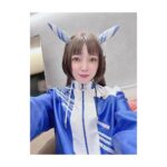 Satomi Sato Instagram - * * * * 「ウマ娘プリティーダービー5th EVENT ARENA TOUR GO BEYOND-WISH-」 DAY1にシークレットゲストとして 三女神が出演させていただきましたよ❤️💙💛 私にとって初めての「ウマ娘」のイベントは 声出しが久々に解禁されるという 嬉しいタイミングでの出演でした。 * * 少しでもイベントを盛り上げられたら…！と 当日はグッズTシャツを着て気合を入れて ネイルは、ゴドルフィンバルブをイメージして お馴染みの天才ネイリストさんにお願いしました。 とても可愛くてお爪見ていつもハッピーです♡ 衣装も耳も、制作チームの皆様が完全再現してくださったので わたしもハーフウィッグを付けて、ゴドルフィンバルブ感を 出せたらと…！がんばって！みまし！た！！！ 久々のハーフパンツの丈感に震えましたが。笑 キャラクターそのままな進藤さん斎賀さんに 挟まれたお陰で、それっぽく見えている気がします…！ おふたりに感謝✨ 進藤さんとは楽屋が一緒で、たくさんたくさん お喋りできて幸せでした…♡ たまに津田ちゃんも来てくれてさらに幸せ♡♡ 大好きなあけちゃんとも会えて すごく嬉しかったー！！ 素晴らしい実況でしたよね☺️感動✨ 解説席にはペンライトとうちわがあったので ふりふりさせていただきました！たのしかったー！ スタッフさんがうちわをキラキラさせてくれて とても可愛かったので見てください…！ あと、移動やメイクやお着替えの際に スタッフさんがその場所まで連れて行ってくれるのですが その時に「女神入られまーす！」「女神こちらでーす！」と 言ってくださるのが面白かったです。 調子にのって 「女神ですー☺️」「女神入りますー☺️」と 言ってた人がいるみたいなんですけどー いったいだれなんでしょうねー？？？？ふふふー。 * * * そんなこんなで、初参加のイベントを 満喫させていただきました。 トレーナーさんたちの熱気と大きな歓声 キラキラ輝く可愛いウマ娘ちゃんたち どこを切り取っても素敵で幸せな空間。 そんな場所に呼んでいただけたことを とても嬉しく思っています。 またお会いできる日を楽しみにしていますね。 トレーナーさん！ * * * あ！ ウマ娘ちゃんたちと撮った写真は また後ほど載せますー🐎🐎🐎！ * * * * #ウマ娘 #ウマ娘プリティーダービー #アリーナツアー #GO BEYOND WISH #DAY1 #シークレット #三女神 #ダーレーアラビアン #進藤尚美 さん #バイアリーターク #斎賀みつき さん #実況 #明坂聡美 ちゃん #ゴドルフィンバルブ #佐藤聡美 #ありがとうございました