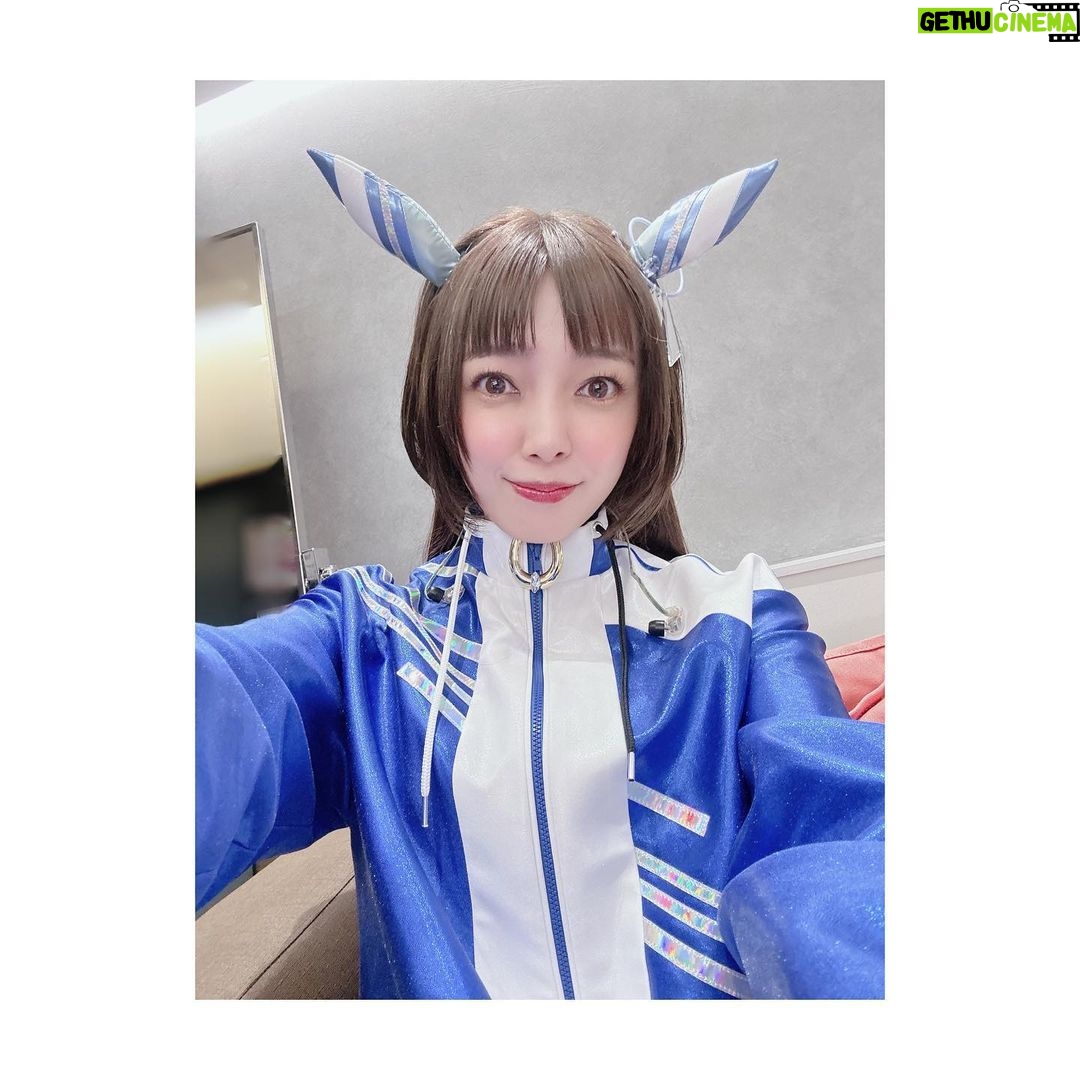 Satomi Sato Instagram - * * * * 「ウマ娘プリティーダービー5th EVENT ARENA TOUR GO BEYOND-WISH-」 DAY1にシークレットゲストとして 三女神が出演させていただきましたよ❤️💙💛 私にとって初めての「ウマ娘」のイベントは 声出しが久々に解禁されるという 嬉しいタイミングでの出演でした。 * * 少しでもイベントを盛り上げられたら…!と 当日はグッズTシャツを着て気合を入れて ネイルは、ゴドルフィンバルブをイメージして お馴染みの天才ネイリストさんにお願いしました。 とても可愛くてお爪見ていつもハッピーです♡ 衣装も耳も、制作チームの皆様が完全再現してくださったので わたしもハーフウィッグを付けて、ゴドルフィンバルブ感を 出せたらと…!がんばって!みまし!た!!! 久々のハーフパンツの丈感に震えましたが。笑 キャラクターそのままな進藤さん斎賀さんに 挟まれたお陰で、それっぽく見えている気がします…! おふたりに感謝✨ 進藤さんとは楽屋が一緒で、たくさんたくさん お喋りできて幸せでした…♡ たまに津田ちゃんも来てくれてさらに幸せ♡♡ 大好きなあけちゃんとも会えて すごく嬉しかったー!! 素晴らしい実況でしたよね☺️感動✨ 解説席にはペンライトとうちわがあったので ふりふりさせていただきました!たのしかったー! スタッフさんがうちわをキラキラさせてくれて とても可愛かったので見てください…! あと、移動やメイクやお着替えの際に スタッフさんがその場所まで連れて行ってくれるのですが その時に「女神入られまーす!」「女神こちらでーす!」と 言ってくださるのが面白かったです。 調子にのって 「女神ですー☺️」「女神入りますー☺️」と 言ってた人がいるみたいなんですけどー いったいだれなんでしょうねー????ふふふー。 * * * そんなこんなで、初参加のイベントを 満喫させていただきました。 トレーナーさんたちの熱気と大きな歓声 キラキラ輝く可愛いウマ娘ちゃんたち どこを切り取っても素敵で幸せな空間。 そんな場所に呼んでいただけたことを とても嬉しく思っています。 またお会いできる日を楽しみにしていますね。 トレーナーさん! * * * あ! ウマ娘ちゃんたちと撮った写真は また後ほど載せますー🐎🐎🐎! * * * * #ウマ娘 #ウマ娘プリティーダービー #アリーナツアー #GO BEYOND WISH #DAY1 #シークレット #三女神 #ダーレーアラビアン #進藤尚美 さん #バイアリーターク #斎賀みつき さん #実況 #明坂聡美 ちゃん #ゴドルフィンバルブ #佐藤聡美 #ありがとうございました