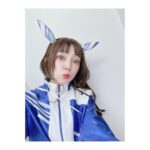 Satomi Sato Instagram - * * * * 「ウマ娘プリティーダービー5th EVENT ARENA TOUR GO BEYOND-WISH-」 DAY1にシークレットゲストとして 三女神が出演させていただきましたよ❤️💙💛 私にとって初めての「ウマ娘」のイベントは 声出しが久々に解禁されるという 嬉しいタイミングでの出演でした。 * * 少しでもイベントを盛り上げられたら…！と 当日はグッズTシャツを着て気合を入れて ネイルは、ゴドルフィンバルブをイメージして お馴染みの天才ネイリストさんにお願いしました。 とても可愛くてお爪見ていつもハッピーです♡ 衣装も耳も、制作チームの皆様が完全再現してくださったので わたしもハーフウィッグを付けて、ゴドルフィンバルブ感を 出せたらと…！がんばって！みまし！た！！！ 久々のハーフパンツの丈感に震えましたが。笑 キャラクターそのままな進藤さん斎賀さんに 挟まれたお陰で、それっぽく見えている気がします…！ おふたりに感謝✨ 進藤さんとは楽屋が一緒で、たくさんたくさん お喋りできて幸せでした…♡ たまに津田ちゃんも来てくれてさらに幸せ♡♡ 大好きなあけちゃんとも会えて すごく嬉しかったー！！ 素晴らしい実況でしたよね☺️感動✨ 解説席にはペンライトとうちわがあったので ふりふりさせていただきました！たのしかったー！ スタッフさんがうちわをキラキラさせてくれて とても可愛かったので見てください…！ あと、移動やメイクやお着替えの際に スタッフさんがその場所まで連れて行ってくれるのですが その時に「女神入られまーす！」「女神こちらでーす！」と 言ってくださるのが面白かったです。 調子にのって 「女神ですー☺️」「女神入りますー☺️」と 言ってた人がいるみたいなんですけどー いったいだれなんでしょうねー？？？？ふふふー。 * * * そんなこんなで、初参加のイベントを 満喫させていただきました。 トレーナーさんたちの熱気と大きな歓声 キラキラ輝く可愛いウマ娘ちゃんたち どこを切り取っても素敵で幸せな空間。 そんな場所に呼んでいただけたことを とても嬉しく思っています。 またお会いできる日を楽しみにしていますね。 トレーナーさん！ * * * あ！ ウマ娘ちゃんたちと撮った写真は また後ほど載せますー🐎🐎🐎！ * * * * #ウマ娘 #ウマ娘プリティーダービー #アリーナツアー #GO BEYOND WISH #DAY1 #シークレット #三女神 #ダーレーアラビアン #進藤尚美 さん #バイアリーターク #斎賀みつき さん #実況 #明坂聡美 ちゃん #ゴドルフィンバルブ #佐藤聡美 #ありがとうございました