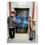 Satomi Sato Instagram - * * * 先日、興津さんたちと一緒に 『劇場版アイドリッシュセブン LIVE 4bit BEYOND THE PERiOD』を観てきました🌈 * * * わたくし、チケットを取る役目を仰せつかったので 張り切って人数分購入したら、なんと、まさかの 応援上映の回でした…！！ 普通の上映回を購入したつもりだったのですが まさかの、まさかの、応援上映…！！！！ まともにチケットを買えないポンコツマネージャー爆誕です…🥹 * * 応援上映は、何度か楽しんだ方が行くものだと 思っていたのでアワアワしていたのですが 興津さんが「声出しても怒られないね！」と 大変ポジティブでいて下さったので感謝しかありません…！ 先輩は偉大や…✨✨ 応援上映という未知の世界を初体験する私は ネットでお作法を学んでから挑ませていただきました…！！ * * * 当日は、グッズのペンライトとパンフレットを 購入しましたよ☺️ 暗い映画館でペンライトを振ったり 声を出すというのは、なんだか背徳的で新鮮でした…！ 亥清さんのMCの時に我々の「おぉ〜！」が ユニゾンしたのがとても面白かったです。笑 * * * IDOLiSH7が出てくると思わず「弊社…！！」と 声をあげて反応してしまいますし TRIGGERさんの美しさに圧倒されて Re:valeさんの曲にノリノリでペンライトを振り ŹOOĻさんのある曲中で後ろが気になりつつ（笑） パフォーマンスのかっこよさに感動✨ 普段皆様は、どんな風に応援したり声を出すのでしょう？？ 映画に夢中で周りの声をちゃんと聞けなかったのだけが 悔やまれまする…！ * * * 最初、劇場版と聞いた時はどんなものになるのか 全く想像もつきませんでしたが こんなにも、誰もが夢中になって楽しめるライブに なっていたなんて…！と興奮が収まりませんっ。 観ていて思わず声がこぼれる事が何度かあったので 応援上映にして正解だったなと思いました☺️ * * * 皆さんの歌もパフォーマンスも演出も髪型も どれもこれも素晴らしいのですが、やはり 衣装が凄かった…✨✨ ひゃくおくてんまんてんの最高に素晴らしい衣装と それを軽やかに動かす映像技術にも感動が止まりませんでした。 月並みな感想ですが、最新の技術ってすごいですね…！！ * * * 観終わった後は、ムビナナverになっている エレベーターの前で興津さんと記念撮影。 ふふふ。持って行ったぬいぐるみと一緒に撮って楽しくオタ活…いえ、マネ活？？している気分が味わえましたよ！ （エレベーター前でしたので、他のお客様の邪魔にならない様 タイミングを伺いながら撮影しました。） * * * 入場特典の種村有菜先生の漫画も めちゃくちゃ最高で涙ぐみながら読んでしまいまじだ。。 貰えて嬉しかった…行って良かった…🥹 あと、ムビチケは弊社のアイドル。 ムビチケも応援上映も初めてだったのですが なんだか、すごく、良かったです…！！（語彙力ー！） 映画もライブもアイドルたちも映像も音楽も グッズも特典も最高で全部全部全部の関係各所の皆様 この作品に関わったすべての皆様に、素敵な作品を 届けて下さってありがとうございますと伝えたいです。 届きます様に…！ * * * 他にも話したいくらい、素敵で溢れかえっている 『劇場版アイドリッシュセブン LIVE 4bit BEYOND THE PERiOD』まだご覧になっていないファンの皆様、同僚の皆様は ぜひぜひ、この感動を劇場で存分に味わって頂けたらと思います🌈✨✨ * * * #アイナナ #アイドリッシュセブン #劇場版アイドリッシュセブン #ムビナナ #まさかの #応援上映 #参戦 #入場特典 #もらいました #楽しかった #あと30回くらい観たい #弊社 #小鳥遊事務所 #興津和幸 さん #佐藤聡美