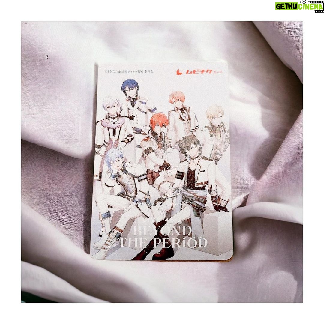 Satomi Sato Instagram - * * * 先日、興津さんたちと一緒に 『劇場版アイドリッシュセブン LIVE 4bit BEYOND THE PERiOD』を観てきました🌈 * * * わたくし、チケットを取る役目を仰せつかったので 張り切って人数分購入したら、なんと、まさかの 応援上映の回でした…!! 普通の上映回を購入したつもりだったのですが まさかの、まさかの、応援上映…!!!! まともにチケットを買えないポンコツマネージャー爆誕です…🥹 * * 応援上映は、何度か楽しんだ方が行くものだと 思っていたのでアワアワしていたのですが 興津さんが「声出しても怒られないね!」と 大変ポジティブでいて下さったので感謝しかありません…! 先輩は偉大や…✨✨ 応援上映という未知の世界を初体験する私は ネットでお作法を学んでから挑ませていただきました…!! * * * 当日は、グッズのペンライトとパンフレットを 購入しましたよ☺️ 暗い映画館でペンライトを振ったり 声を出すというのは、なんだか背徳的で新鮮でした…! 亥清さんのMCの時に我々の「おぉ〜!」が ユニゾンしたのがとても面白かったです。笑 * * * IDOLiSH7が出てくると思わず「弊社…!!」と 声をあげて反応してしまいますし TRIGGERさんの美しさに圧倒されて Re:valeさんの曲にノリノリでペンライトを振り ŹOOĻさんのある曲中で後ろが気になりつつ(笑) パフォーマンスのかっこよさに感動✨ 普段皆様は、どんな風に応援したり声を出すのでしょう?? 映画に夢中で周りの声をちゃんと聞けなかったのだけが 悔やまれまする…! * * * 最初、劇場版と聞いた時はどんなものになるのか 全く想像もつきませんでしたが こんなにも、誰もが夢中になって楽しめるライブに なっていたなんて…!と興奮が収まりませんっ。 観ていて思わず声がこぼれる事が何度かあったので 応援上映にして正解だったなと思いました☺️ * * * 皆さんの歌もパフォーマンスも演出も髪型も どれもこれも素晴らしいのですが、やはり 衣装が凄かった…✨✨ ひゃくおくてんまんてんの最高に素晴らしい衣装と それを軽やかに動かす映像技術にも感動が止まりませんでした。 月並みな感想ですが、最新の技術ってすごいですね…!! * * * 観終わった後は、ムビナナverになっている エレベーターの前で興津さんと記念撮影。 ふふふ。持って行ったぬいぐるみと一緒に撮って楽しくオタ活…いえ、マネ活??している気分が味わえましたよ! (エレベーター前でしたので、他のお客様の邪魔にならない様 タイミングを伺いながら撮影しました。) * * * 入場特典の種村有菜先生の漫画も めちゃくちゃ最高で涙ぐみながら読んでしまいまじだ。。 貰えて嬉しかった…行って良かった…🥹 あと、ムビチケは弊社のアイドル。 ムビチケも応援上映も初めてだったのですが なんだか、すごく、良かったです…!!(語彙力ー!) 映画もライブもアイドルたちも映像も音楽も グッズも特典も最高で全部全部全部の関係各所の皆様 この作品に関わったすべての皆様に、素敵な作品を 届けて下さってありがとうございますと伝えたいです。 届きます様に…! * * * 他にも話したいくらい、素敵で溢れかえっている 『劇場版アイドリッシュセブン LIVE 4bit BEYOND THE PERiOD』まだご覧になっていないファンの皆様、同僚の皆様は ぜひぜひ、この感動を劇場で存分に味わって頂けたらと思います🌈✨✨ * * * #アイナナ #アイドリッシュセブン #劇場版アイドリッシュセブン #ムビナナ #まさかの #応援上映 #参戦 #入場特典 #もらいました #楽しかった #あと30回くらい観たい #弊社 #小鳥遊事務所 #興津和幸 さん #佐藤聡美