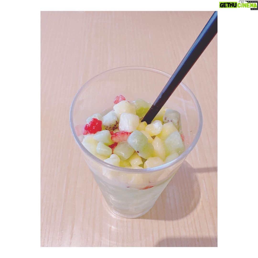 Satomi Sato Instagram - * * * 先日、三上ちゃんと種ちゃんと 3人でご飯してきました♡ * * 3人だけで会うのは、多分初めて?かな?? 色んな話をしたり聞いてくれて 楽しくって嬉しかったし 2人が元気そうです良かった♡ * * 2人からお誕生日プレゼントを もらってしまって…! あばばば、ありがたやありがたや😭 大切に使わせてもらおう…✨✨ * * 種ちゃんは予定があり先にバイバイしたのですが 三上ちゃんと私はその後もお茶しておりました🫖 2人で写真撮った後で「種ちゃんと取り忘れた〜!!」と あたふたしてしまったので(笑) 次こそはみんなで撮ろうね🥹🥹🥹 * * * #ランチ #お茶 #楽しかった #可愛い #後輩 たち #❤️ #今度は3人で撮ろうね #チーム青二うっかりしすぎ問題 #🥹 #つぶつぶジュース #美味しかった #種田梨沙 ちゃん #三上枝織 ちゃん #佐藤聡美