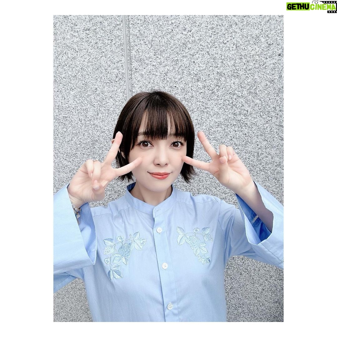 Satomi Sato Instagram - * * * * 皆さん、こんばんは。 佐藤聡美さん じゅうななさいです♡♡ * * * いつも支えてくれる大好きな家族や友人 お仕事でお世話になっている方々 そしてファンの皆様への感謝の思いを馳せるのが 私のお誕生日恒例の過ごし方になりました。 皆様、いつもありがとうございます。 * * * * さて。 お誕生日当日の今日は 家族と美味しいランチをいただいて お洒落な写真を撮ってもらい(突然写真の才能ぶつけてくるの 本当こわいんやが(ほめてる) 夜は、子どもが おもちゃの音楽が流れる絵本で ハッピーバースデーをかけてくれました。 * * 毎年聞いているはずなのに 世の中には、こんなに胸が躍る 「ハッピーバースデー」があるのかと震えます。 ひえー!しあわせ。 蝋燭の火を消してから、子どもが「ななー!」とお喋りし (最近、どうやら少しずつ色や数字を理解しているようです。 すごい。やばいな。天才だな。) 旦那さんから、蝋燭は7本にしておいたから!と ドヤドヤしい笑顔で教えられたので 「そうだね。お母さん じゅうななさいだもんね🩷」 とお答えしておきました。どや。 * * * * 7っていいですね☺️ なんだか、ここ数年「7」に縁があるように感じます。 不思議だな。でも、嬉しい。 歳を重ねることに、焦燥感を感じなくなり 周りへの感謝が増し増しになっていることに 気付いて、にんまり。ふふふ。 マイペースな私がのびのびやれるのは 本当に皆様のおかげでございます。 いつもいつもありがとう! * * * * 今年も、なにかしらのイベントや配信番組で 会えたらいいなと思いますし、そんな日が待ち遠しいです。 また会う日まで、健康で元気でいてくださいね。 これからもずっと、わたしと仲良しでいてくださいね🌷 * * * * #お誕生日 #お誕生日ケーキ #happybirthday #いつもありがとう #最後の写真 #ポーズとりきれてない のが #私っぽい #🥹 #佐藤聡美 さん じゅうななさい #🎂 #🩷