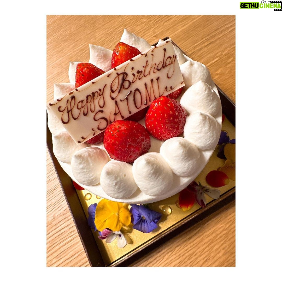 Satomi Sato Instagram - * * * * 皆さん、こんばんは。 佐藤聡美さん じゅうななさいです♡♡ * * * いつも支えてくれる大好きな家族や友人 お仕事でお世話になっている方々 そしてファンの皆様への感謝の思いを馳せるのが 私のお誕生日恒例の過ごし方になりました。 皆様、いつもありがとうございます。 * * * * さて。 お誕生日当日の今日は 家族と美味しいランチをいただいて お洒落な写真を撮ってもらい(突然写真の才能ぶつけてくるの 本当こわいんやが(ほめてる) 夜は、子どもが おもちゃの音楽が流れる絵本で ハッピーバースデーをかけてくれました。 * * 毎年聞いているはずなのに 世の中には、こんなに胸が躍る 「ハッピーバースデー」があるのかと震えます。 ひえー!しあわせ。 蝋燭の火を消してから、子どもが「ななー!」とお喋りし (最近、どうやら少しずつ色や数字を理解しているようです。 すごい。やばいな。天才だな。) 旦那さんから、蝋燭は7本にしておいたから!と ドヤドヤしい笑顔で教えられたので 「そうだね。お母さん じゅうななさいだもんね🩷」 とお答えしておきました。どや。 * * * * 7っていいですね☺️ なんだか、ここ数年「7」に縁があるように感じます。 不思議だな。でも、嬉しい。 歳を重ねることに、焦燥感を感じなくなり 周りへの感謝が増し増しになっていることに 気付いて、にんまり。ふふふ。 マイペースな私がのびのびやれるのは 本当に皆様のおかげでございます。 いつもいつもありがとう! * * * * 今年も、なにかしらのイベントや配信番組で 会えたらいいなと思いますし、そんな日が待ち遠しいです。 また会う日まで、健康で元気でいてくださいね。 これからもずっと、わたしと仲良しでいてくださいね🌷 * * * * #お誕生日 #お誕生日ケーキ #happybirthday #いつもありがとう #最後の写真 #ポーズとりきれてない のが #私っぽい #🥹 #佐藤聡美 さん じゅうななさい #🎂 #🩷