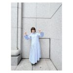 Satomi Sato Instagram - * * * * 皆さん、こんばんは。 佐藤聡美さん じゅうななさいです♡♡ * * * いつも支えてくれる大好きな家族や友人 お仕事でお世話になっている方々 そしてファンの皆様への感謝の思いを馳せるのが 私のお誕生日恒例の過ごし方になりました。 皆様、いつもありがとうございます。 * * * * さて。 お誕生日当日の今日は 家族と美味しいランチをいただいて お洒落な写真を撮ってもらい（突然写真の才能ぶつけてくるの 本当こわいんやが（ほめてる） 夜は、子どもが おもちゃの音楽が流れる絵本で ハッピーバースデーをかけてくれました。 * * 毎年聞いているはずなのに 世の中には、こんなに胸が躍る 「ハッピーバースデー」があるのかと震えます。 ひえー！しあわせ。 蝋燭の火を消してから、子どもが「ななー！」とお喋りし （最近、どうやら少しずつ色や数字を理解しているようです。 すごい。やばいな。天才だな。） 旦那さんから、蝋燭は７本にしておいたから！と ドヤドヤしい笑顔で教えられたので 「そうだね。お母さん じゅうななさいだもんね🩷」 とお答えしておきました。どや。 * * * * ７っていいですね☺️ なんだか、ここ数年「7」に縁があるように感じます。 不思議だな。でも、嬉しい。 歳を重ねることに、焦燥感を感じなくなり 周りへの感謝が増し増しになっていることに 気付いて、にんまり。ふふふ。 マイペースな私がのびのびやれるのは 本当に皆様のおかげでございます。 いつもいつもありがとう！ * * * * 今年も、なにかしらのイベントや配信番組で 会えたらいいなと思いますし、そんな日が待ち遠しいです。 また会う日まで、健康で元気でいてくださいね。 これからもずっと、わたしと仲良しでいてくださいね🌷 * * * * #お誕生日 #お誕生日ケーキ #happybirthday #いつもありがとう #最後の写真 #ポーズとりきれてない のが #私っぽい #🥹 #佐藤聡美 さん じゅうななさい #🎂 #🩷