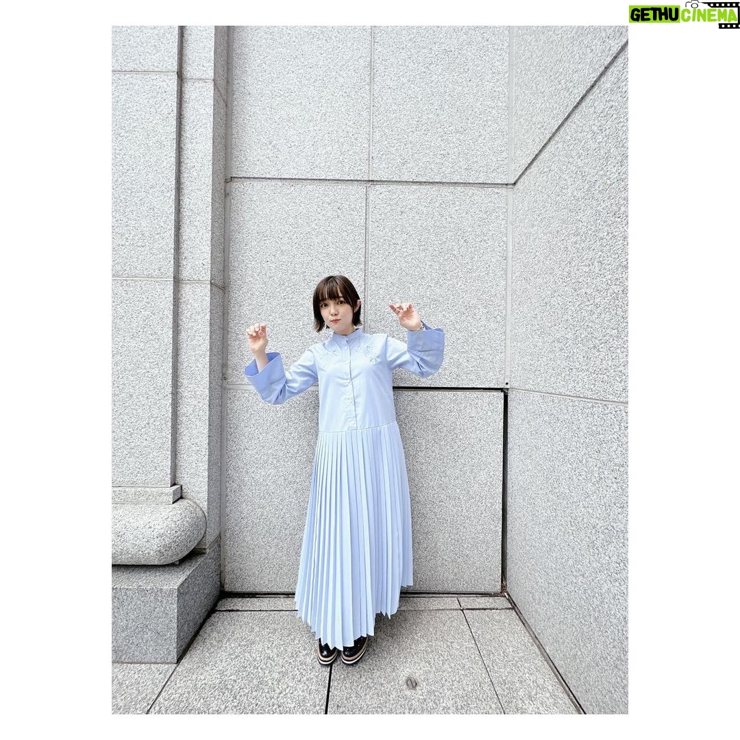 Satomi Sato Instagram - * * * * 皆さん、こんばんは。 佐藤聡美さん じゅうななさいです♡♡ * * * いつも支えてくれる大好きな家族や友人 お仕事でお世話になっている方々 そしてファンの皆様への感謝の思いを馳せるのが 私のお誕生日恒例の過ごし方になりました。 皆様、いつもありがとうございます。 * * * * さて。 お誕生日当日の今日は 家族と美味しいランチをいただいて お洒落な写真を撮ってもらい(突然写真の才能ぶつけてくるの 本当こわいんやが(ほめてる) 夜は、子どもが おもちゃの音楽が流れる絵本で ハッピーバースデーをかけてくれました。 * * 毎年聞いているはずなのに 世の中には、こんなに胸が躍る 「ハッピーバースデー」があるのかと震えます。 ひえー!しあわせ。 蝋燭の火を消してから、子どもが「ななー!」とお喋りし (最近、どうやら少しずつ色や数字を理解しているようです。 すごい。やばいな。天才だな。) 旦那さんから、蝋燭は7本にしておいたから!と ドヤドヤしい笑顔で教えられたので 「そうだね。お母さん じゅうななさいだもんね🩷」 とお答えしておきました。どや。 * * * * 7っていいですね☺️ なんだか、ここ数年「7」に縁があるように感じます。 不思議だな。でも、嬉しい。 歳を重ねることに、焦燥感を感じなくなり 周りへの感謝が増し増しになっていることに 気付いて、にんまり。ふふふ。 マイペースな私がのびのびやれるのは 本当に皆様のおかげでございます。 いつもいつもありがとう! * * * * 今年も、なにかしらのイベントや配信番組で 会えたらいいなと思いますし、そんな日が待ち遠しいです。 また会う日まで、健康で元気でいてくださいね。 これからもずっと、わたしと仲良しでいてくださいね🌷 * * * * #お誕生日 #お誕生日ケーキ #happybirthday #いつもありがとう #最後の写真 #ポーズとりきれてない のが #私っぽい #🥹 #佐藤聡美 さん じゅうななさい #🎂 #🩷