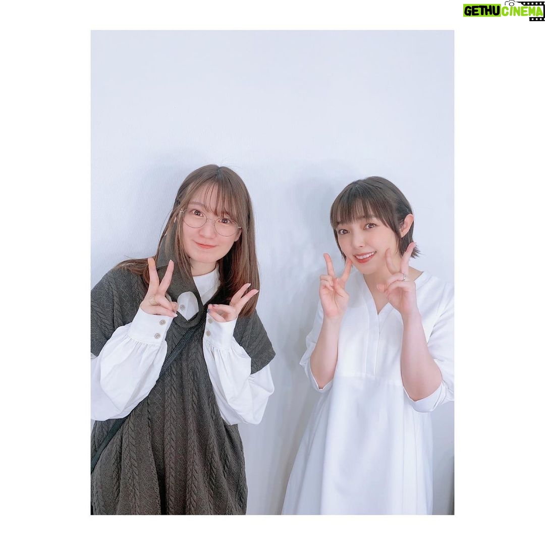 Satomi Sato Instagram - * * * 「朗読劇 #私の頭の中の消しゴム 14th Letter」を 観に来てくださった皆様、ありがとうございました💐 * * * 前回の公演で、個人的には 「完全燃焼ひゃほーーう!!!」 って感じだったのですが 暫くして、朗読劇や消しゴムのことを思い出して また出演できたらな…と思っていた時にお声がけいただいたのでとても嬉しかったです。 ほいでもって、わたし、お仕事の中でも朗読劇は 特に好きなので出演が決まってからお稽古もリハも本番も ずーーーっと胸が躍っておりました。るんるん。 * * * 私の薫さんは、きっと最適解ではありません。 朗読劇における技術面で、匠の技! みたいなものがあるわけでもないし とにかく必死で生き抜いたから どんな風に写ったのかなと考えてソワソワしています。ふふふ。 何なら、彼女の過去を考えたら最終的に涙が出なくたって 嫌われたって「ざまあみろ。」「滑稽だ。」と言われたって ばっちこーーーい!くらいの気持ちで挑んだし 良い意味でも悪い意味でも、観てくださった方の 日常のふとした瞬間を私と薫さんがふたり占めできたら。。 それは、とても贅沢なことだなと思います。 * * * それにしても、安井さん凄かったですね! 荒削りだけど、どこか守ってあげたくなる感じも 滲み出る素直さも全部ひっくるめて 本当に素敵な浩介だった…! そしてステージに上がった時の熱量が はんぱない…。稽古やリハの時の5倍くらい凄いのもの ぶつけてくるから、私は、もう、必死ですよ。。笑 初めてご一緒しましたが、役者さんとしても本当に素敵ですね。 たくさんの刺激を頂いて勉強になりました! お相手に恵まれたなと感謝の思いでいっぱいです🌸 * * * そして、制作段階から常に走り続けてくださり 手厚くサポートしてくださる全てのスタッフさんにも 心から感謝です!! 現場を和ませて下さったり、励みになる言葉も沢山いただきました。出演のたびに宝物が増えます☺️ お客様からのスタンディングオベーション あまりにも眩しすぎて涙腺崩壊でした。 カーテンコールも沢山…! 拍手で会場割れるのでは…??と思ったくらいです。 本当にありがとうございました。 ファンの皆様からのお花やプレゼントやお手紙は 無事に受け取りましたよ☺️ 心のこもった贈り物の数々が本当に嬉しかったです。 ありがとうございました! * * * 観に来てくれた関係者の皆さんからも 嬉しい感想が聞けて、もう胸いっぱい。 みんな忙しいところありがとうです…!! 後輩の #根本京里ちゃん は前回出演時も観に来てくれて 今回も来てくれたんですよー! 嬉しい☺️ありがとう✨ * * * 公演後は、子どもに会ってすぐさまハグ! からの塩対応される!わたしめげない!!!笑 ご飯もお風呂も諸々やって最後に だいすき!ぎゅーーーっ!!とした時に ふと、日常の尊さが、じゅわわわぁっと身に沁みました。 同時に薫さんへの想いも巡りました。 しあわせのかたちはいろいろ。 薫さんも、浩介も、朗読劇の幕が降りた後の日々は やさしい幸せを感じるものでありますようにと 願うばかりです。 * * * * #私の頭の中の消しゴム #朗読劇 #ご来場ありがとうございました #楽しかった #安井謙太郎 さん #💐 #ありがとう #しあわせ #宝物が増えました #幸せの形 #佐藤聡美