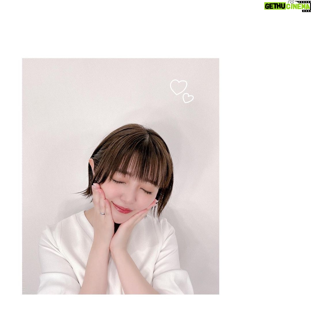 Satomi Sato Instagram - * * * 「朗読劇 #私の頭の中の消しゴム 14th Letter」を 観に来てくださった皆様、ありがとうございました💐 * * * 前回の公演で、個人的には 「完全燃焼ひゃほーーう!!!」 って感じだったのですが 暫くして、朗読劇や消しゴムのことを思い出して また出演できたらな…と思っていた時にお声がけいただいたのでとても嬉しかったです。 ほいでもって、わたし、お仕事の中でも朗読劇は 特に好きなので出演が決まってからお稽古もリハも本番も ずーーーっと胸が躍っておりました。るんるん。 * * * 私の薫さんは、きっと最適解ではありません。 朗読劇における技術面で、匠の技! みたいなものがあるわけでもないし とにかく必死で生き抜いたから どんな風に写ったのかなと考えてソワソワしています。ふふふ。 何なら、彼女の過去を考えたら最終的に涙が出なくたって 嫌われたって「ざまあみろ。」「滑稽だ。」と言われたって ばっちこーーーい!くらいの気持ちで挑んだし 良い意味でも悪い意味でも、観てくださった方の 日常のふとした瞬間を私と薫さんがふたり占めできたら。。 それは、とても贅沢なことだなと思います。 * * * それにしても、安井さん凄かったですね! 荒削りだけど、どこか守ってあげたくなる感じも 滲み出る素直さも全部ひっくるめて 本当に素敵な浩介だった…! そしてステージに上がった時の熱量が はんぱない…。稽古やリハの時の5倍くらい凄いのもの ぶつけてくるから、私は、もう、必死ですよ。。笑 初めてご一緒しましたが、役者さんとしても本当に素敵ですね。 たくさんの刺激を頂いて勉強になりました! お相手に恵まれたなと感謝の思いでいっぱいです🌸 * * * そして、制作段階から常に走り続けてくださり 手厚くサポートしてくださる全てのスタッフさんにも 心から感謝です!! 現場を和ませて下さったり、励みになる言葉も沢山いただきました。出演のたびに宝物が増えます☺️ お客様からのスタンディングオベーション あまりにも眩しすぎて涙腺崩壊でした。 カーテンコールも沢山…! 拍手で会場割れるのでは…??と思ったくらいです。 本当にありがとうございました。 ファンの皆様からのお花やプレゼントやお手紙は 無事に受け取りましたよ☺️ 心のこもった贈り物の数々が本当に嬉しかったです。 ありがとうございました! * * * 観に来てくれた関係者の皆さんからも 嬉しい感想が聞けて、もう胸いっぱい。 みんな忙しいところありがとうです…!! 後輩の #根本京里ちゃん は前回出演時も観に来てくれて 今回も来てくれたんですよー! 嬉しい☺️ありがとう✨ * * * 公演後は、子どもに会ってすぐさまハグ! からの塩対応される!わたしめげない!!!笑 ご飯もお風呂も諸々やって最後に だいすき!ぎゅーーーっ!!とした時に ふと、日常の尊さが、じゅわわわぁっと身に沁みました。 同時に薫さんへの想いも巡りました。 しあわせのかたちはいろいろ。 薫さんも、浩介も、朗読劇の幕が降りた後の日々は やさしい幸せを感じるものでありますようにと 願うばかりです。 * * * * #私の頭の中の消しゴム #朗読劇 #ご来場ありがとうございました #楽しかった #安井謙太郎 さん #💐 #ありがとう #しあわせ #宝物が増えました #幸せの形 #佐藤聡美