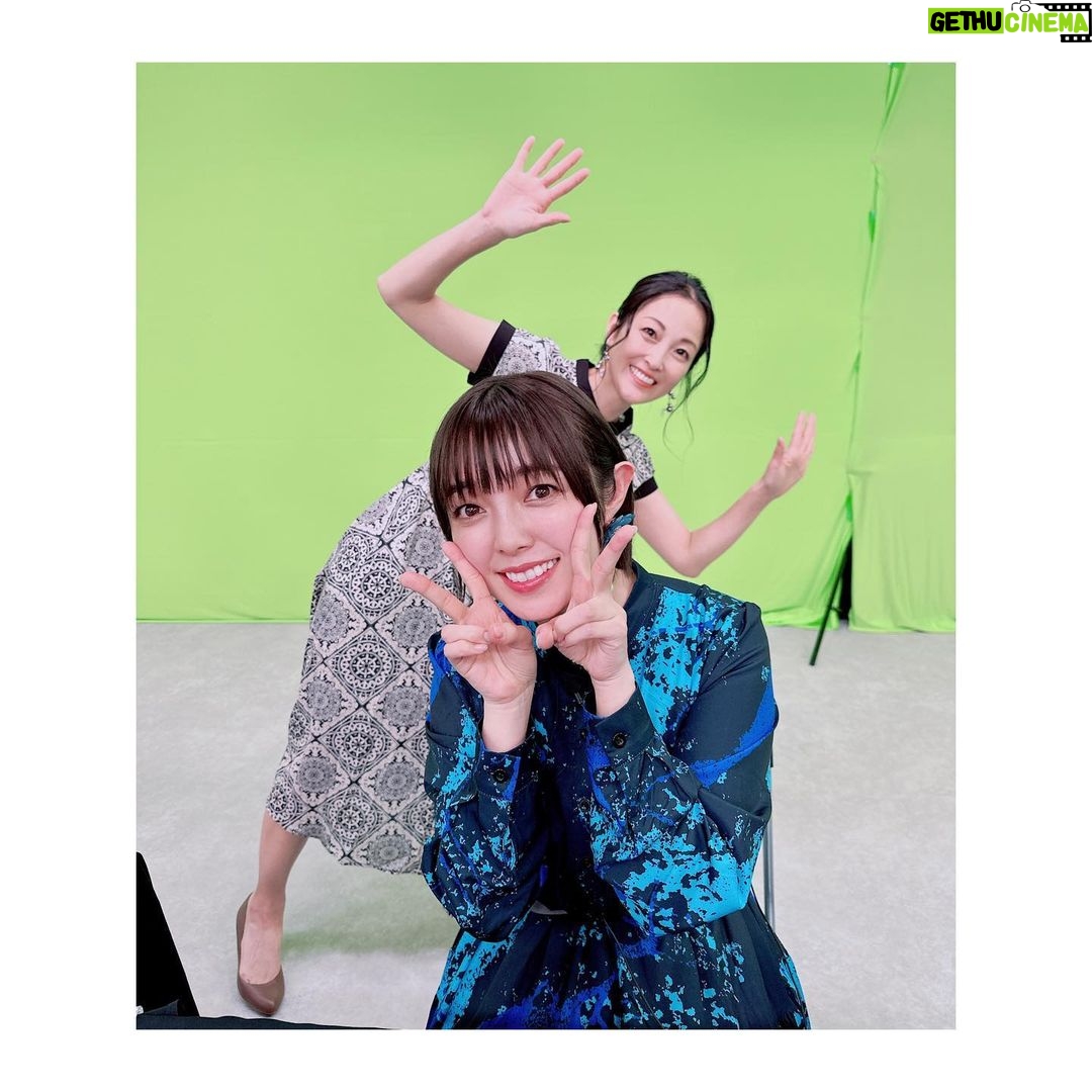 Satomi Sato Instagram - * * * * #パニグレGW満喫生放送 を ご覧いただいたコンダクター ありがとうございました💙 * * 初めてセレーナのお話ができて 大好きな憧れの静さんとご一緒できて アイラちゃんとセレーナの生アフレコもあったり ゲームコーナーで癒されたり ご褒美なコーナーがあって🥰❤️❤️❤️ 情報は盛り盛り盛りだくさんで セレーナは、フィギュアの発売が決定してて 嬉しいこと楽しいことばかりの生配信でしたね! ご覧くださったコンダクターが コメントで盛り上げてくださったのも とてもとても嬉しかったです。 ありがとうございました😊 * * そして、今回、なんと、わたし、、、 静さんと楽屋が一緒でした!!!拍手!!!! 制作チームさんに感謝です!!!!✨✨ ほんでもって、ゲームコーナーになったとき 心の底から静さんの罰ゲームを願ったのは、わたしです。笑 お陰で?最高の罰ゲーム…というか ご褒美浴びられてオタクとラブが丸出しで 大変失礼致しました…!!! いや、ほんとに、静さんは滑舌から声から芝居から もうすべてが魅力的なんですっ。 私的「この声になりたいNo.1」なんですっ。 ここでは語り尽くせない程素敵な先輩なんですっ…!! そんな方とゲーム内で親友役を演じられるなんて 本当に夢のようで…アイラちゃんが静さんだと 聞いた時すごく嬉しかったんですよー😭 * 放送内でもお話ししたのですが 実は、セレーナのに関して、過去のことや人間関係など 全く知らされていなくて。 だから、彼女は孤独な子なのかな。と コンダクター以外との接点はなくて、どこか寂しい子なのかな…と思っていました。 そんな時、収録でアイラちゃんの存在を知って 驚きと感動とで胸が、ぶわわっといっぱいになって…!! セレーナは1人じゃなくて、普通の女の子のように 親友と仲良く過ごしていた時があったんだ。と その事実だけで、なんだか救われたような気持ちに なったんです。 * * 長くなりましたが、セレーナとアイラちゃんが親友で良かった。 しかも静さんが演じているなんて、そんな最高なこと あるんかーい!!わーい!!! ということでした。笑 * * はてさて。 今回の衣装は、セレーナをイメージしましたよー! ワンピースやイヤリングを見た時 「これだー!」と即決。 普段なかなか着る機会のないタイプの洋服なので なんだか楽しかったな〜💙 * * ちゅーこって! コンダクター、これからも パニグレとセレーナをどうぞよろしくお願いします。 ゲーム内で、また、アイラちゃんとセレーナが 出会える時がきますように💙🩷 * * 写真撮ってたら、静さんが 写ってくださってるーーー😭✨ なんてお茶目な…うっ、好き、ラブです…!!! * * * #パニグレ #パニシンググレイレイヴン #生配信 #コンダクター #ありがとうございました #石川由依 さん #伊藤静 さん🩷 #ラブが止まらない #🥹 #日高里菜 ちゃん #ちゅうにー さん #セレーナ #佐藤聡美