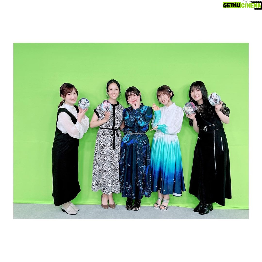 Satomi Sato Instagram - * * * * #パニグレGW満喫生放送 を ご覧いただいたコンダクター ありがとうございました💙 * * 初めてセレーナのお話ができて 大好きな憧れの静さんとご一緒できて アイラちゃんとセレーナの生アフレコもあったり ゲームコーナーで癒されたり ご褒美なコーナーがあって🥰❤️❤️❤️ 情報は盛り盛り盛りだくさんで セレーナは、フィギュアの発売が決定してて 嬉しいこと楽しいことばかりの生配信でしたね! ご覧くださったコンダクターが コメントで盛り上げてくださったのも とてもとても嬉しかったです。 ありがとうございました😊 * * そして、今回、なんと、わたし、、、 静さんと楽屋が一緒でした!!!拍手!!!! 制作チームさんに感謝です!!!!✨✨ ほんでもって、ゲームコーナーになったとき 心の底から静さんの罰ゲームを願ったのは、わたしです。笑 お陰で?最高の罰ゲーム…というか ご褒美浴びられてオタクとラブが丸出しで 大変失礼致しました…!!! いや、ほんとに、静さんは滑舌から声から芝居から もうすべてが魅力的なんですっ。 私的「この声になりたいNo.1」なんですっ。 ここでは語り尽くせない程素敵な先輩なんですっ…!! そんな方とゲーム内で親友役を演じられるなんて 本当に夢のようで…アイラちゃんが静さんだと 聞いた時すごく嬉しかったんですよー😭 * 放送内でもお話ししたのですが 実は、セレーナのに関して、過去のことや人間関係など 全く知らされていなくて。 だから、彼女は孤独な子なのかな。と コンダクター以外との接点はなくて、どこか寂しい子なのかな…と思っていました。 そんな時、収録でアイラちゃんの存在を知って 驚きと感動とで胸が、ぶわわっといっぱいになって…!! セレーナは1人じゃなくて、普通の女の子のように 親友と仲良く過ごしていた時があったんだ。と その事実だけで、なんだか救われたような気持ちに なったんです。 * * 長くなりましたが、セレーナとアイラちゃんが親友で良かった。 しかも静さんが演じているなんて、そんな最高なこと あるんかーい!!わーい!!! ということでした。笑 * * はてさて。 今回の衣装は、セレーナをイメージしましたよー! ワンピースやイヤリングを見た時 「これだー!」と即決。 普段なかなか着る機会のないタイプの洋服なので なんだか楽しかったな〜💙 * * ちゅーこって! コンダクター、これからも パニグレとセレーナをどうぞよろしくお願いします。 ゲーム内で、また、アイラちゃんとセレーナが 出会える時がきますように💙🩷 * * 写真撮ってたら、静さんが 写ってくださってるーーー😭✨ なんてお茶目な…うっ、好き、ラブです…!!! * * * #パニグレ #パニシンググレイレイヴン #生配信 #コンダクター #ありがとうございました #石川由依 さん #伊藤静 さん🩷 #ラブが止まらない #🥹 #日高里菜 ちゃん #ちゅうにー さん #セレーナ #佐藤聡美