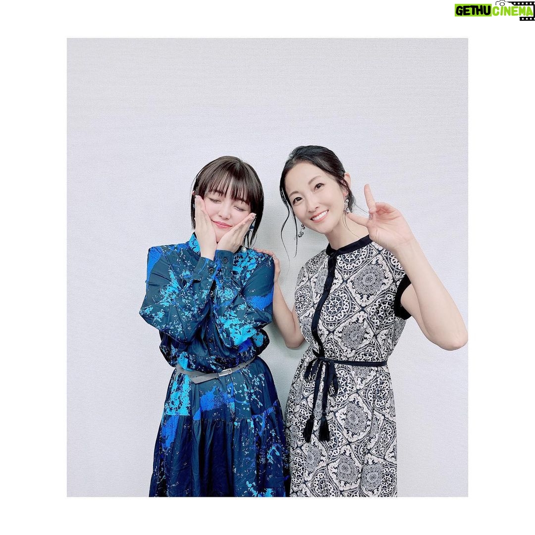Satomi Sato Instagram - * * * * #パニグレGW満喫生放送 を ご覧いただいたコンダクター ありがとうございました💙 * * 初めてセレーナのお話ができて 大好きな憧れの静さんとご一緒できて アイラちゃんとセレーナの生アフレコもあったり ゲームコーナーで癒されたり ご褒美なコーナーがあって🥰❤️❤️❤️ 情報は盛り盛り盛りだくさんで セレーナは、フィギュアの発売が決定してて 嬉しいこと楽しいことばかりの生配信でしたね! ご覧くださったコンダクターが コメントで盛り上げてくださったのも とてもとても嬉しかったです。 ありがとうございました😊 * * そして、今回、なんと、わたし、、、 静さんと楽屋が一緒でした!!!拍手!!!! 制作チームさんに感謝です!!!!✨✨ ほんでもって、ゲームコーナーになったとき 心の底から静さんの罰ゲームを願ったのは、わたしです。笑 お陰で?最高の罰ゲーム…というか ご褒美浴びられてオタクとラブが丸出しで 大変失礼致しました…!!! いや、ほんとに、静さんは滑舌から声から芝居から もうすべてが魅力的なんですっ。 私的「この声になりたいNo.1」なんですっ。 ここでは語り尽くせない程素敵な先輩なんですっ…!! そんな方とゲーム内で親友役を演じられるなんて 本当に夢のようで…アイラちゃんが静さんだと 聞いた時すごく嬉しかったんですよー😭 * 放送内でもお話ししたのですが 実は、セレーナのに関して、過去のことや人間関係など 全く知らされていなくて。 だから、彼女は孤独な子なのかな。と コンダクター以外との接点はなくて、どこか寂しい子なのかな…と思っていました。 そんな時、収録でアイラちゃんの存在を知って 驚きと感動とで胸が、ぶわわっといっぱいになって…!! セレーナは1人じゃなくて、普通の女の子のように 親友と仲良く過ごしていた時があったんだ。と その事実だけで、なんだか救われたような気持ちに なったんです。 * * 長くなりましたが、セレーナとアイラちゃんが親友で良かった。 しかも静さんが演じているなんて、そんな最高なこと あるんかーい!!わーい!!! ということでした。笑 * * はてさて。 今回の衣装は、セレーナをイメージしましたよー! ワンピースやイヤリングを見た時 「これだー!」と即決。 普段なかなか着る機会のないタイプの洋服なので なんだか楽しかったな〜💙 * * ちゅーこって! コンダクター、これからも パニグレとセレーナをどうぞよろしくお願いします。 ゲーム内で、また、アイラちゃんとセレーナが 出会える時がきますように💙🩷 * * 写真撮ってたら、静さんが 写ってくださってるーーー😭✨ なんてお茶目な…うっ、好き、ラブです…!!! * * * #パニグレ #パニシンググレイレイヴン #生配信 #コンダクター #ありがとうございました #石川由依 さん #伊藤静 さん🩷 #ラブが止まらない #🥹 #日高里菜 ちゃん #ちゅうにー さん #セレーナ #佐藤聡美
