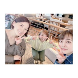 Satomi Sato Instagram - * * * 先日、とっっっても久しぶりに #棚橋麻衣 ちゃんと #小日向えり ちゃんと 3人でランチをしてきました🌷 * * ひなたんが第三子ちゃんを産む前に 会いたいね〜と話していて実現したものだったのです。 3人全員ママなので 子どもの話に花が咲き 私は、先輩ママの2人をあれやこれや質問攻めして（笑） たくさんアドバイスをもらって大満足✨✨ ありがとう、まいちゃんひなたる…！ * * 相変わらず美人で 前に会った時よりもパワフルで キラキラしていた2人に 沢山元気とやる気をもらって とても充実した時間でした。 なにより、ひなたるチョイスのお店は ご飯が美味しくて景色が最高〜☺️！！ 久しぶりに一緒に写真撮れたから 私の顔がでれでれ。。笑 あと、前髪ふわっふわしてる…🥹 楽しすぎて、解散後は るんるんでお仕事できました。笑 * * 次は、ひなたるの第三子ちゃんが 無事産まれて落ち着いてから会おうね！ と話したので、その日がくるのが 今から待ち遠しいな💛 その時は、あっくんも一緒で4人揃ったら 更に嬉しいな☺️ふふふ まずは、ひなたるの可愛い赤ちゃんが 無事に生まれて母子共に健康であることを 心より祈っています✨ * * * #美味しそうなご飯 #野菜好き #ランチ #母の会 #楽しかった #☺️ #佐藤聡美