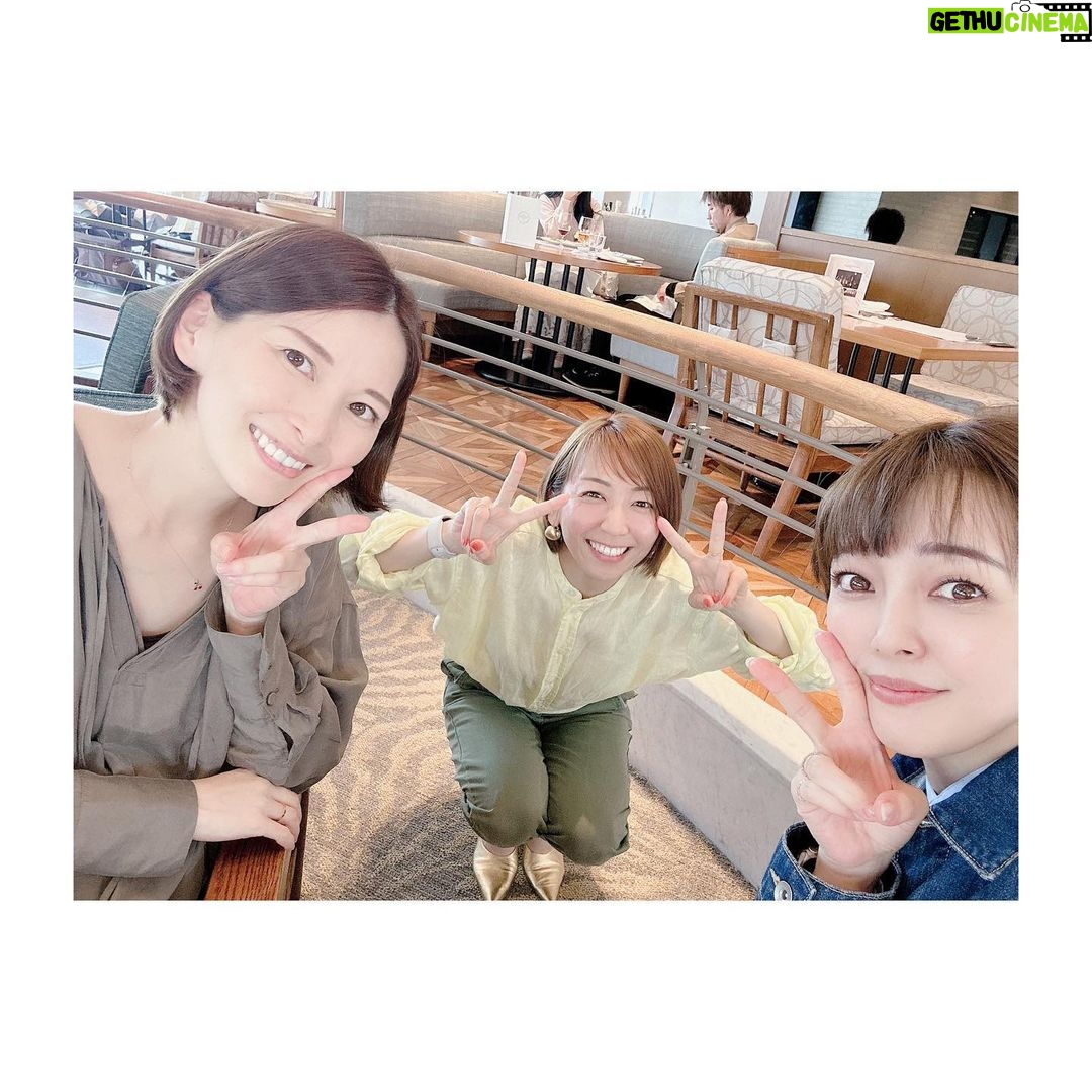 Satomi Sato Instagram - * * * 先日、とっっっても久しぶりに #棚橋麻衣 ちゃんと #小日向えり ちゃんと 3人でランチをしてきました🌷 * * ひなたんが第三子ちゃんを産む前に 会いたいね〜と話していて実現したものだったのです。 3人全員ママなので 子どもの話に花が咲き 私は、先輩ママの2人をあれやこれや質問攻めして(笑) たくさんアドバイスをもらって大満足✨✨ ありがとう、まいちゃんひなたる…! * * 相変わらず美人で 前に会った時よりもパワフルで キラキラしていた2人に 沢山元気とやる気をもらって とても充実した時間でした。 なにより、ひなたるチョイスのお店は ご飯が美味しくて景色が最高〜☺️!! 久しぶりに一緒に写真撮れたから 私の顔がでれでれ。。笑 あと、前髪ふわっふわしてる…🥹 楽しすぎて、解散後は るんるんでお仕事できました。笑 * * 次は、ひなたるの第三子ちゃんが 無事産まれて落ち着いてから会おうね! と話したので、その日がくるのが 今から待ち遠しいな💛 その時は、あっくんも一緒で4人揃ったら 更に嬉しいな☺️ふふふ まずは、ひなたるの可愛い赤ちゃんが 無事に生まれて母子共に健康であることを 心より祈っています✨ * * * #美味しそうなご飯 #野菜好き #ランチ #母の会 #楽しかった #☺️ #佐藤聡美