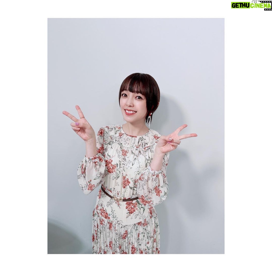 Satomi Sato Instagram - * * * * 「9周年直前生放送!グラブルアニバーサリーSP」に 動画出演させていただきました。 * * 今回、初めて(たぶん) キャラクターについてお話する機会を もらえたことが、とてもとても嬉しかったです🔥💫 やっと言えたー!! もっと話したいこともあるけど 相変わらず擬音多用してるし動きがでかいけど まだ話せないことも沢山あるー!!笑 でもでも、嬉しかったですー✨✨ 9年という長い期間、作品に関わる事が出来て とても嬉しいなという想い それから、騎空士の皆様や制作スタッフの皆様への 感謝の気持ちが伝わっていたら嬉しいな。 * * ミカとカレンが同じ声優さんだったの??と いう驚きの声もあったみたいで 「そうなんだよ〜☺️」とニヤニヤ。笑 * * 今回、2人の話をするということで ミカとカレンの2人をイメージして 白と赤の衣装にしてみました🤍❤️ * * これからも、最近ツンツンしているミカと 正義感溢れるギャルなカレン そしてグラブルをよろしくお願いしますっ✨ * * * #グラブル #グランブルーファンタジー #グラブル9周年SP #カレン #ミカ #ミカボシ #9周年 #おめでとう #🎉 #これからも #よろしくお願いします #佐藤聡美