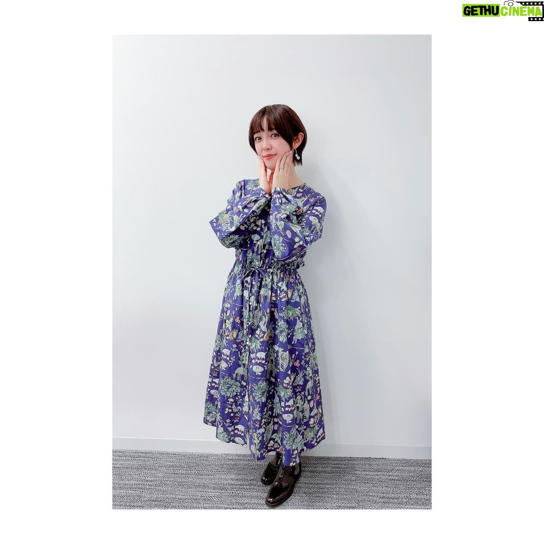 Satomi Sato Instagram - * * * 先程の #ぱかライブTV Vol.26で 発表になりました。 『ウマ娘 プリティーダービー』に ”三女神”の1人、ゴドルフィンバルブ役で出演します💙 愛情深いおっとり優しいお姉さんです。 色々語りたい想いもありますが それは、また、いつか。 * * * 写真は、斎賀さんと進藤さんと💛❤️💙 収録の時、お2人と一緒で嬉しすぎて いつも以上にフワフワしていました。笑 そんなフワフワした私を ずっと助けくださり、一緒に盛り上げてくださった 優しくてかっこいい2人の女神様に感謝です…好き…😭✨!! あと、打ち合わせしてないのに 3人とも洋服に青が入ってたのが なんだか嬉しかったな〜☺️ 進藤さんは、ピアス?イヤリング?が 馬蹄ですごくおしゃれでした…✨✨ * * そんなこんなで じ、実は、私も、馬蹄のネックレスを していたのですが…見えるかな?わかるかな??笑 お洋服にも、こっそりお馬さんが 隠れているんです。ふふふ🐴 * * 今回、収録に参加した後で 実際にゲームをプレイしてみたら すごく面白くて夢中になって遊んでますっ! 私の周りには、年齢性別問わず 沢山のトレーナーさんがいるので 色々教えてもらいながら育成中。 ライスシャワーの育成を終えて 今はメジロマックイーンを育ててますよ。 可愛い…♡♡ * * 2月24日からはじまる 新育成シナリオ「グランドマスターズ -継ぐ者達へ-」 どうぞ、お楽しみに! 私も楽しみっ! * * * #ウマ娘 #ゲームウマ娘 #ウマ娘プリティーダービー #三女神 #🐴 #斎賀みつき さん #進藤尚美 さん #大好きな #先輩 #❤️ #💛 #女神様 #ゴドルフィンバルブ #💙 #佐藤聡美
