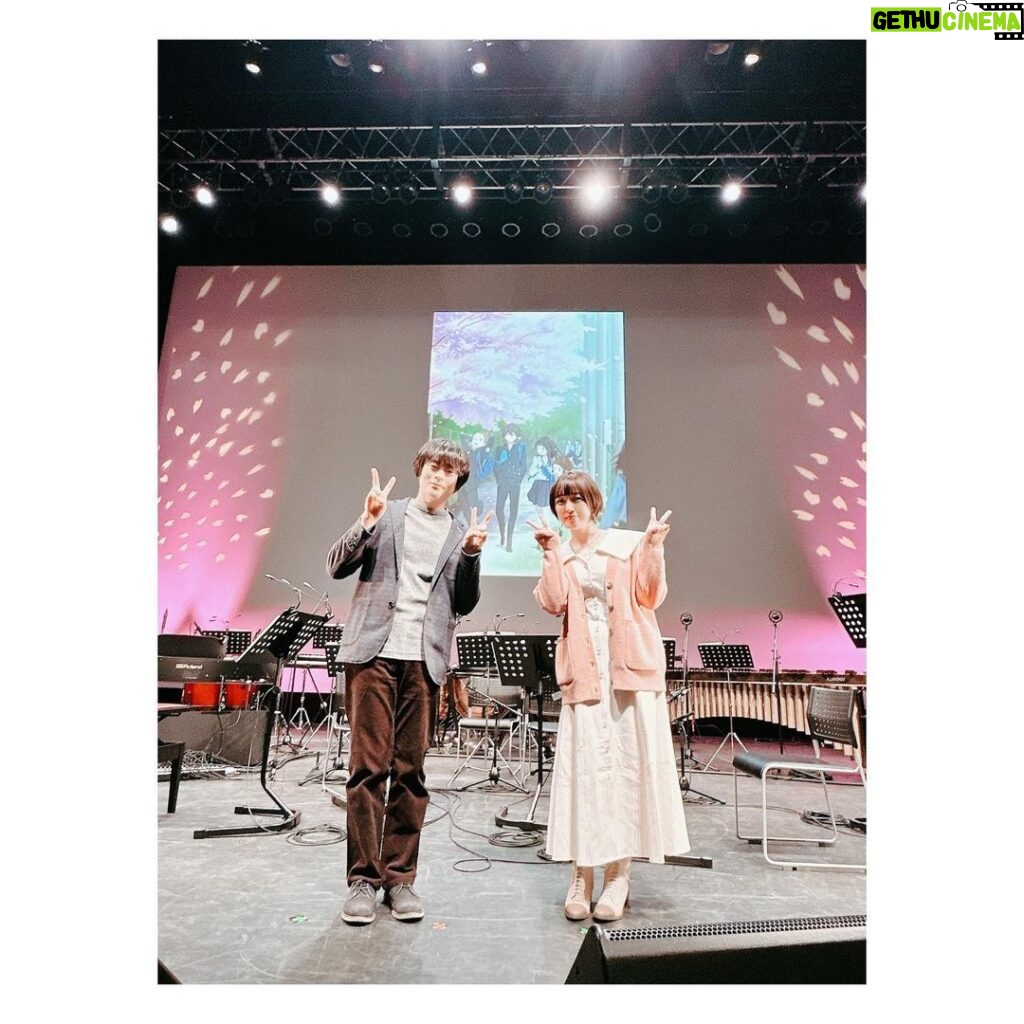 Satomi Sato Instagram - * * * TVアニメ「#氷菓」 10周年記念フィルムコンサート ～神山高校の小さな音楽会～ ご来場・ご視聴くださった皆様 ありがとうございました🌸🌸🌸 * * 10年という時を経て また千反田えるちゃんに会えたこと 皆様の前で彼女を演じられたこと 「古典部の屈託」の復活 どれも全て奇跡みたいな出来事で ずっと気持ちがふわふわしていました。 長い間「氷菓」を愛してくださる皆様のお陰です。 本当にありがとうございました。 * * 「10年」というものに、漠然とした不安を感じていましたが 集まってくださった当時のスタッフさんたち 阪口さん、ChouChoさん、田中公平先生 見に来てくださったたタスクオーナー先生 オーケストラの皆さんが奏でる音楽 そしてファンの皆様のお陰で 自分でも不思議なほど、きゅーっと当時の気持ちが蘇ってきて 自然とえるちゃんになれました。 皆様の力は偉大ですね！ * * そうそう！実は、今回、なななんと！ ChouChoさん楽屋が一緒だったのですが 何を隠そう、ChouChoさんのデビュー前から ずっとずっとファンだったので オタクを隠しきれずずっとソワソワしていました。笑 そんな私に、優しく声をかけてくださり たくさんお喋りしてくださった女神ChouChoさん😭✨✨ 一緒に撮った写真は宝物です✨ 初めて生で「優しさの理由」を聴くことが出来て 舞台袖でずっと涙目なわたし。。。 素敵な歌声に、思わず会場から手拍子が生まれて その光景に感動してじ〜〜んとしていました。 最高すぎた。。。 * * 衣装のお話はブログの方で あれやこれやお話ししているので 宜しければ、そちらもご覧ください(*^^*) * * 「わたし、気になります！」 も 久しぶりに沢山言いました。笑 あの、なんか突然なんですけど 私は千反田えるという女の子が 大好きで大好きで大切でたまらんのです。 ふとした折に思い出しては 彼女に想いを馳せることもしばしば。 ずっと笑っていてほしいし 芽生える無数の探究心を大切に のびのび生きていてほしい。 そんな風に考えてしまうくらい大好きで それと同じくらい「氷菓」という作品も大好きなのです。 氷菓は、大好きな最高のスタッフさんたちと一緒に 大切に作り上げた作品です。 イベントの日に感じた皆様の氷菓への想いは きっと絶対作品制作に関わった全ての方に届いているはずだと 私は思います。 名作は色褪せない。 私が言わなくっても きっと、この先もずーーーっと氷菓は 沢山の方に愛されて続ける作品になるんだろうな(*^^*) * * いつか、また同窓会みたいに 皆様と集まれる日がきたらいいですね。 それまでどうかお元気で🌸 * * * #氷菓10周年 #氷菓音楽会 #阪口大助 さん #choucho さん #田中公平 先生 #オーケストラ #フィルムコンサート #千反田える #佐藤聡美 #🌸